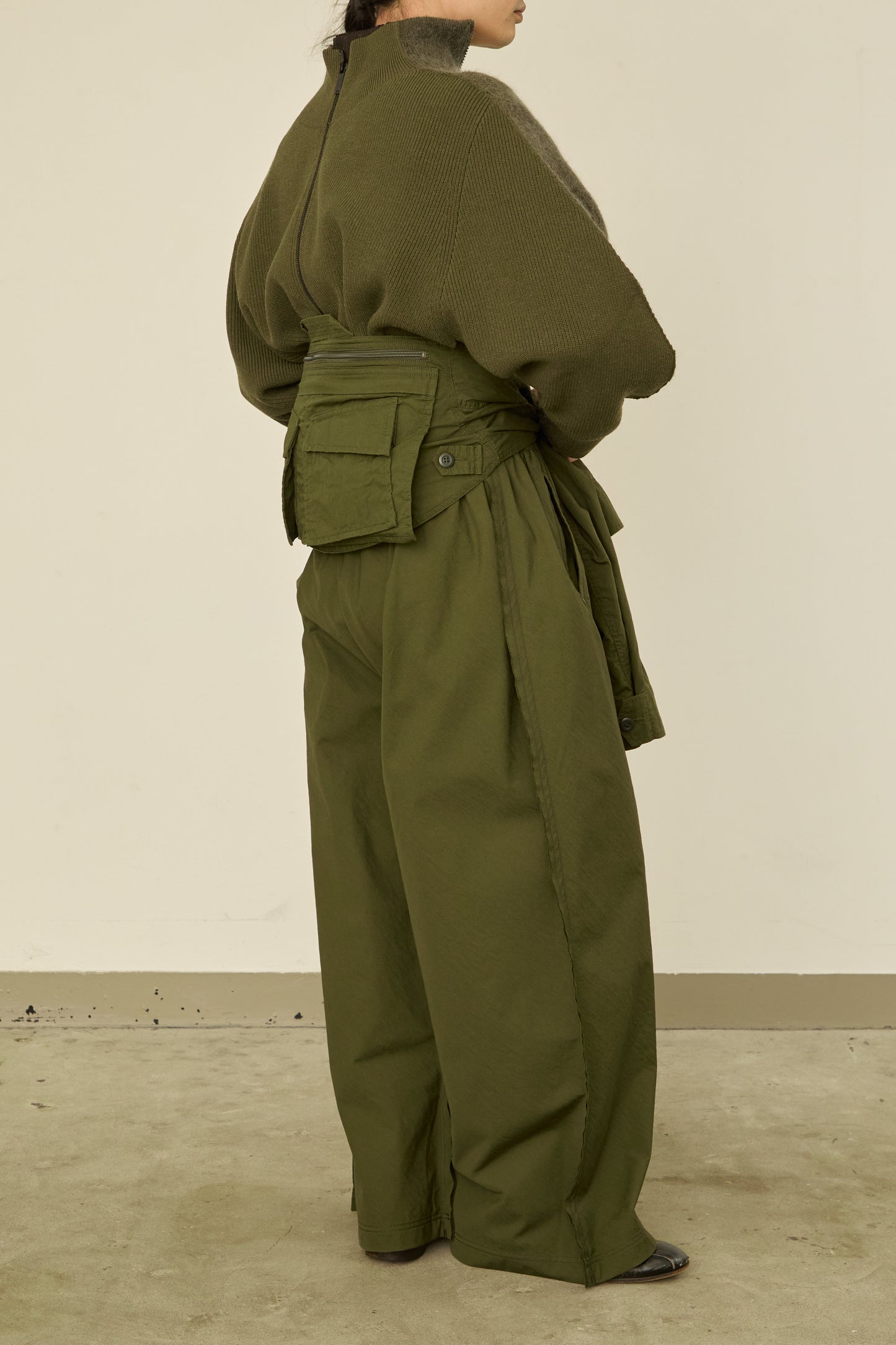 i'm here : " SLEEVE "  BAG : / KHAKI