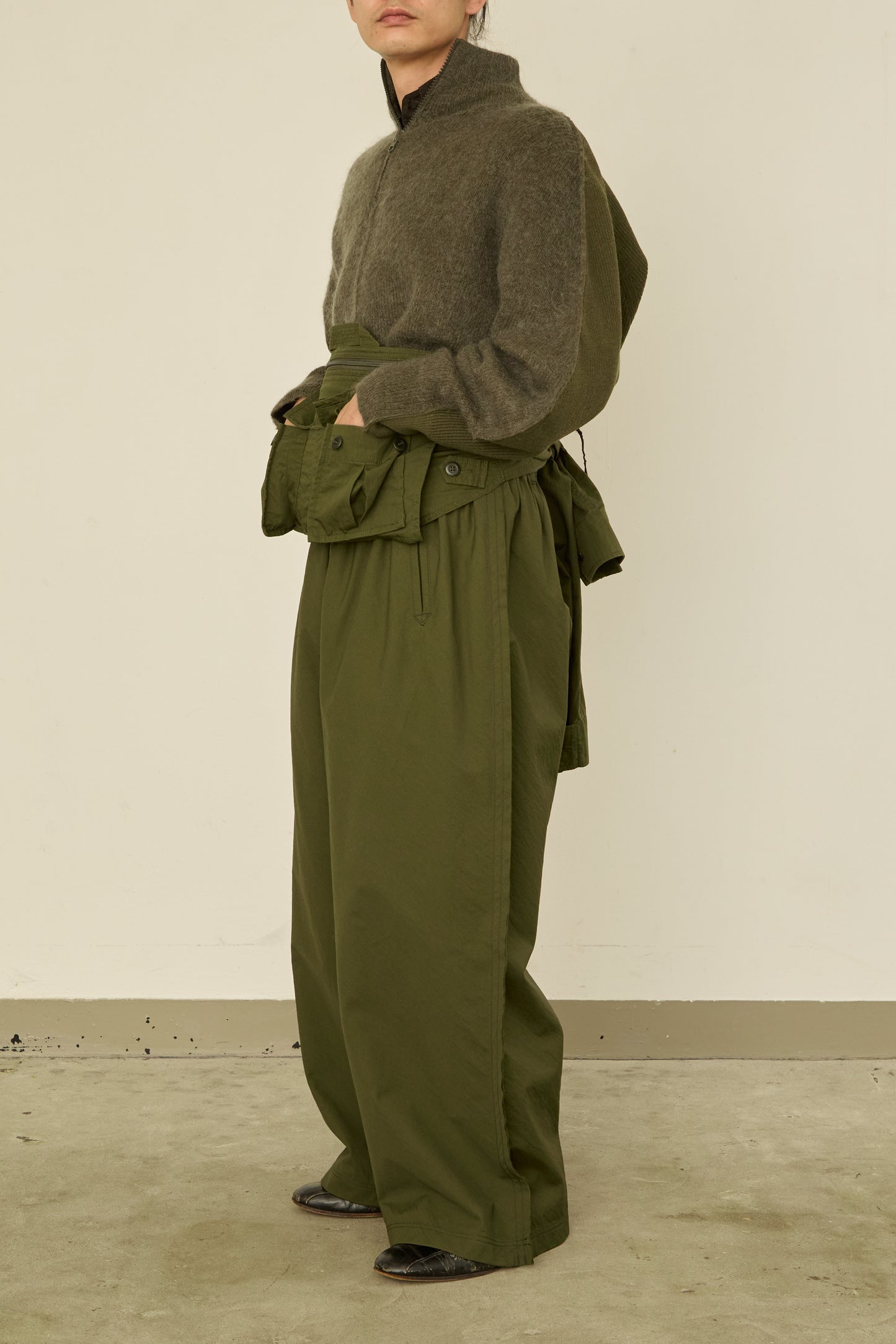 i'm here : " SLEEVE "  BAG : / KHAKI