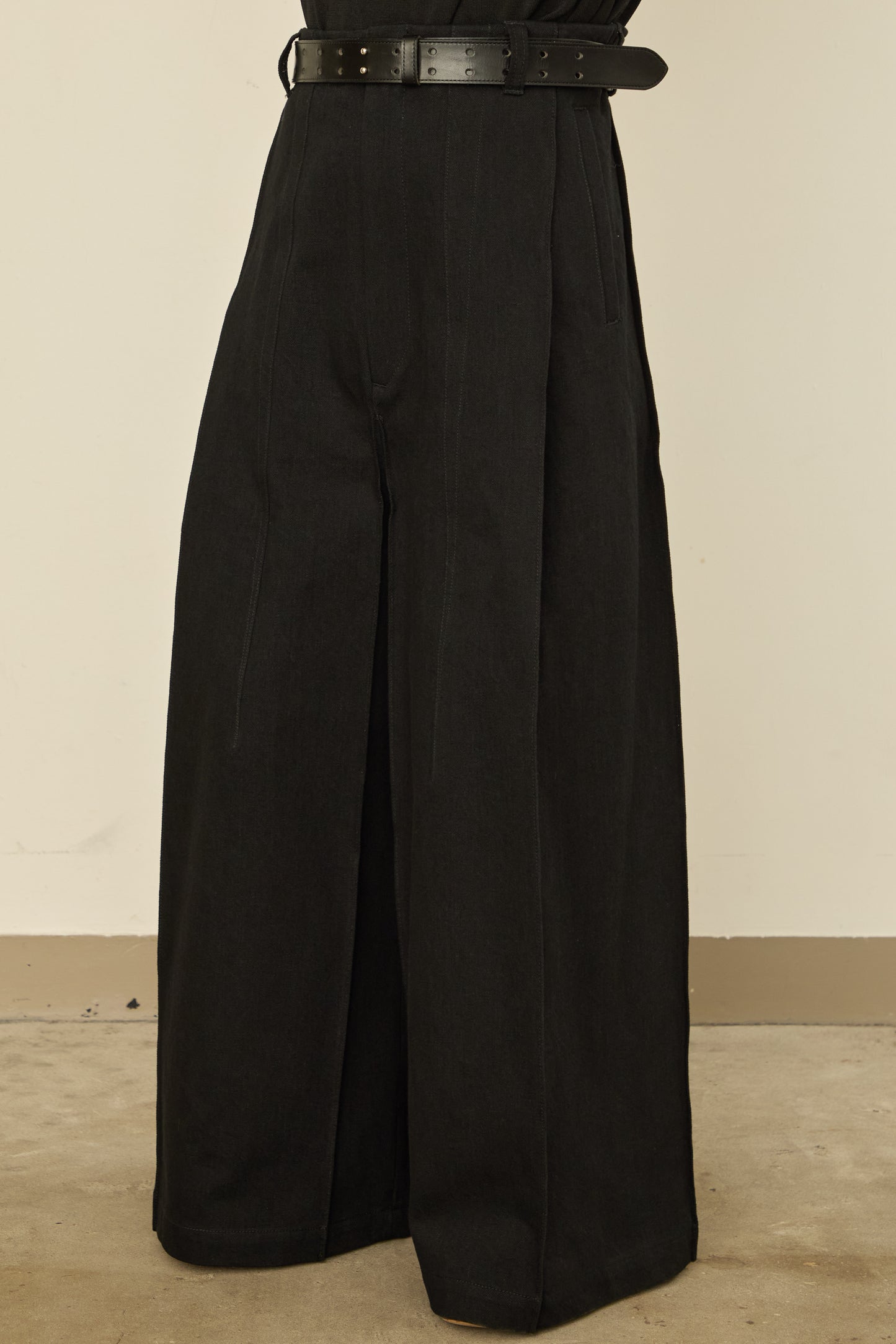 i'm here : " BOX " DENIM PANTS : / BLACK