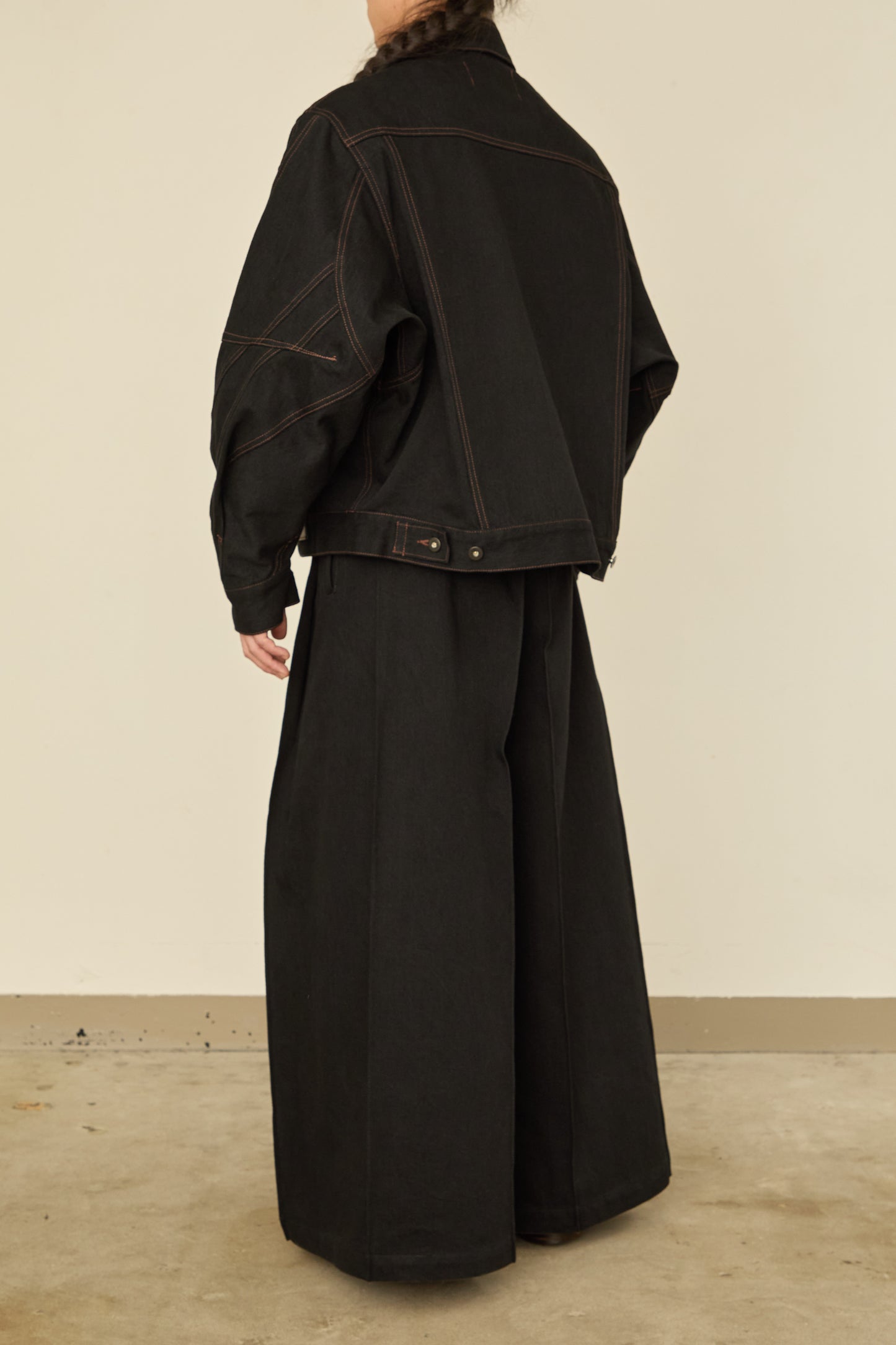 i'm here : " TWIST " SLEEVE DENIM JACKET : / BLACK