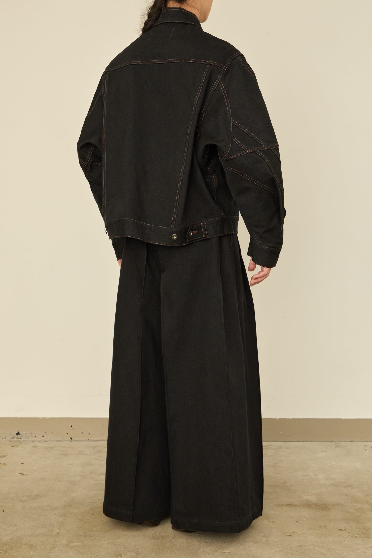 i'm here : " TWIST " SLEEVE DENIM JACKET : / BLACK