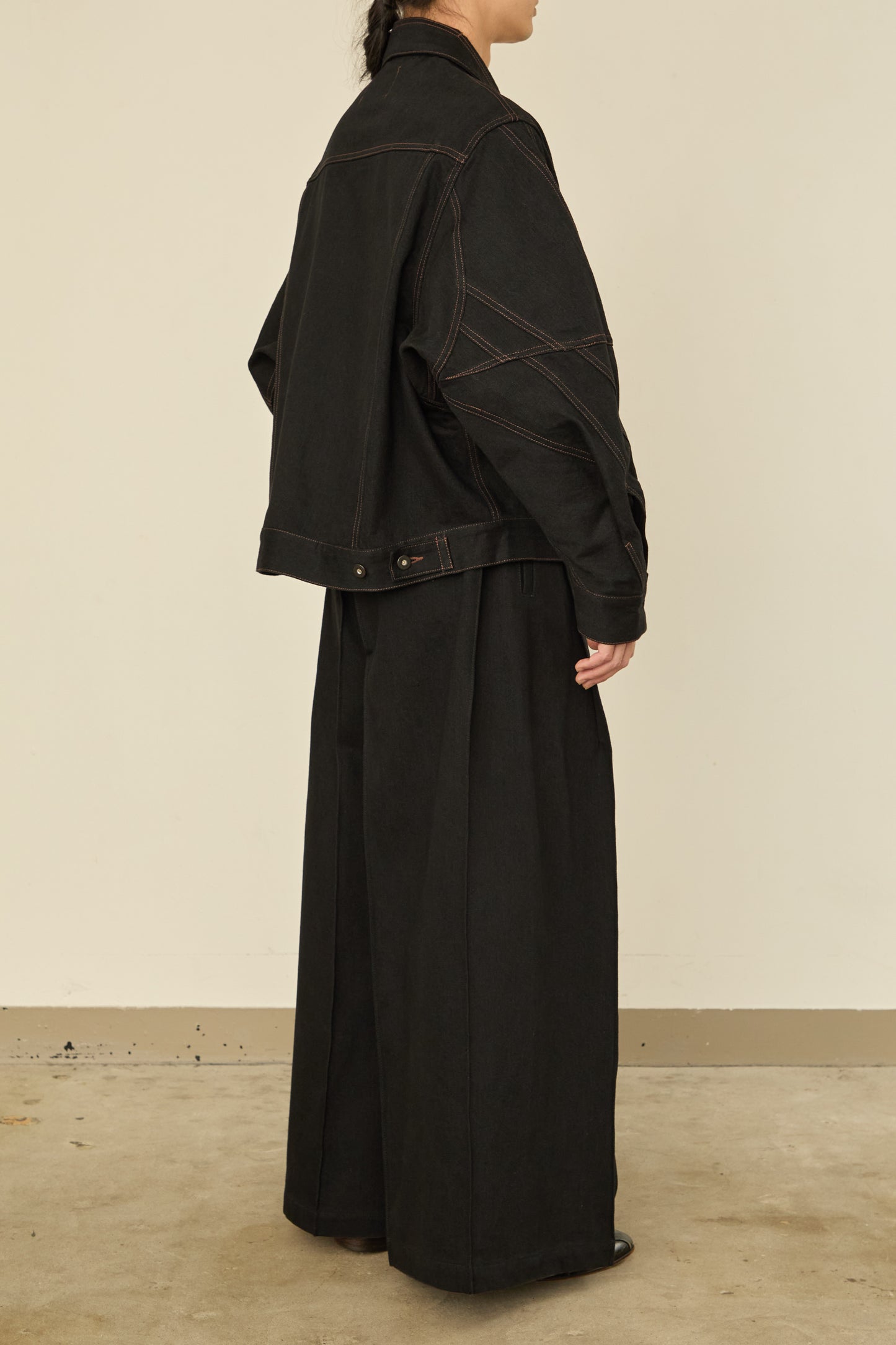 i'm here : " TWIST " SLEEVE DENIM JACKET : / BLACK