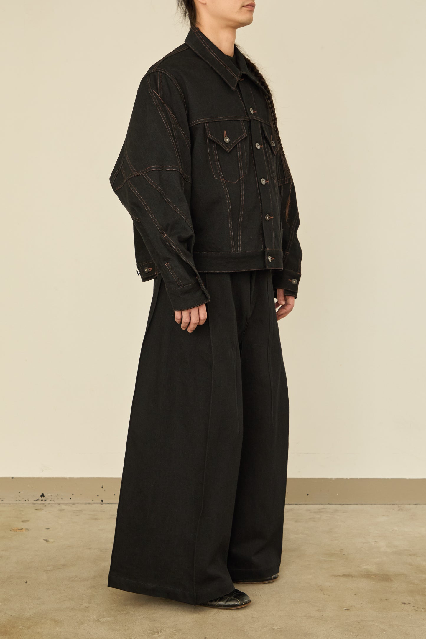 i'm here : " TWIST " SLEEVE DENIM JACKET : / BLACK