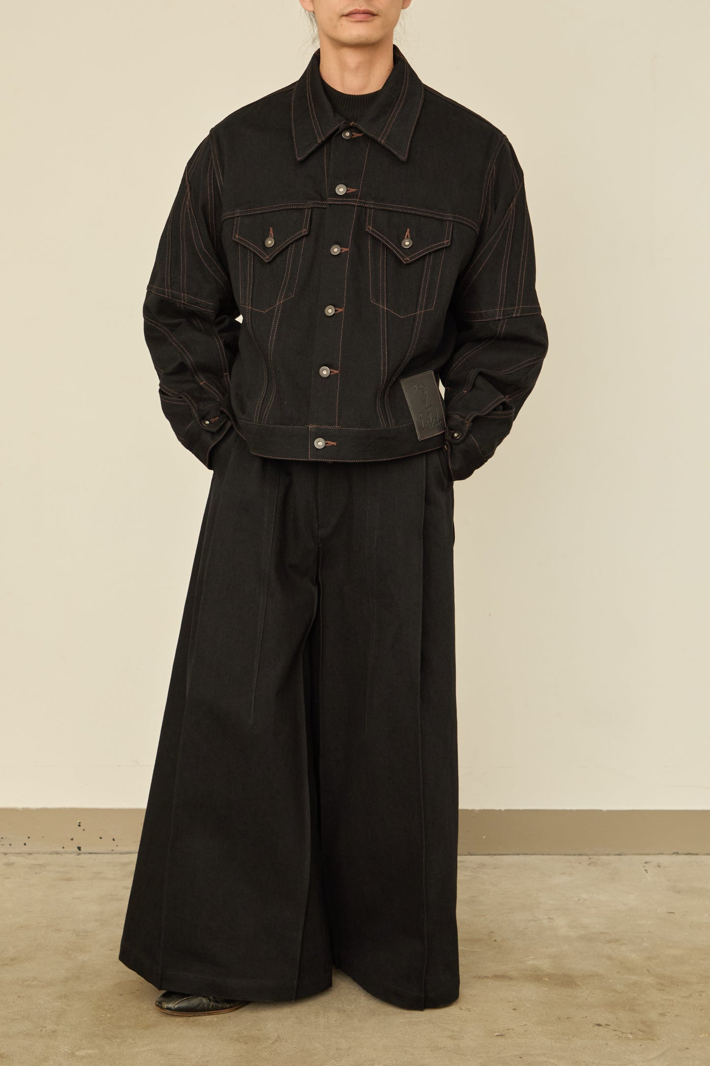 i'm here : " TWIST " SLEEVE DENIM JACKET : / BLACK
