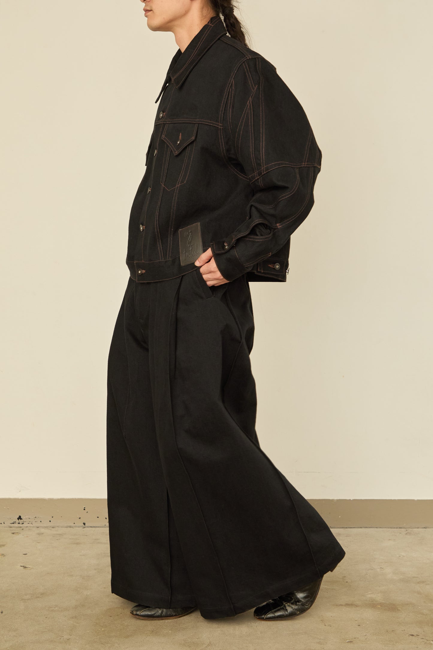 i'm here : " TWIST " SLEEVE DENIM JACKET : / BLACK