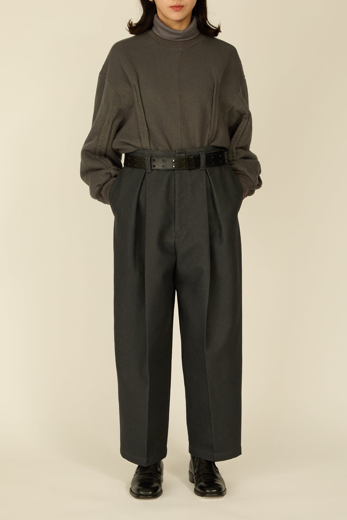 i'm here : " COTTON LEATHER " PANTS : / GRAY