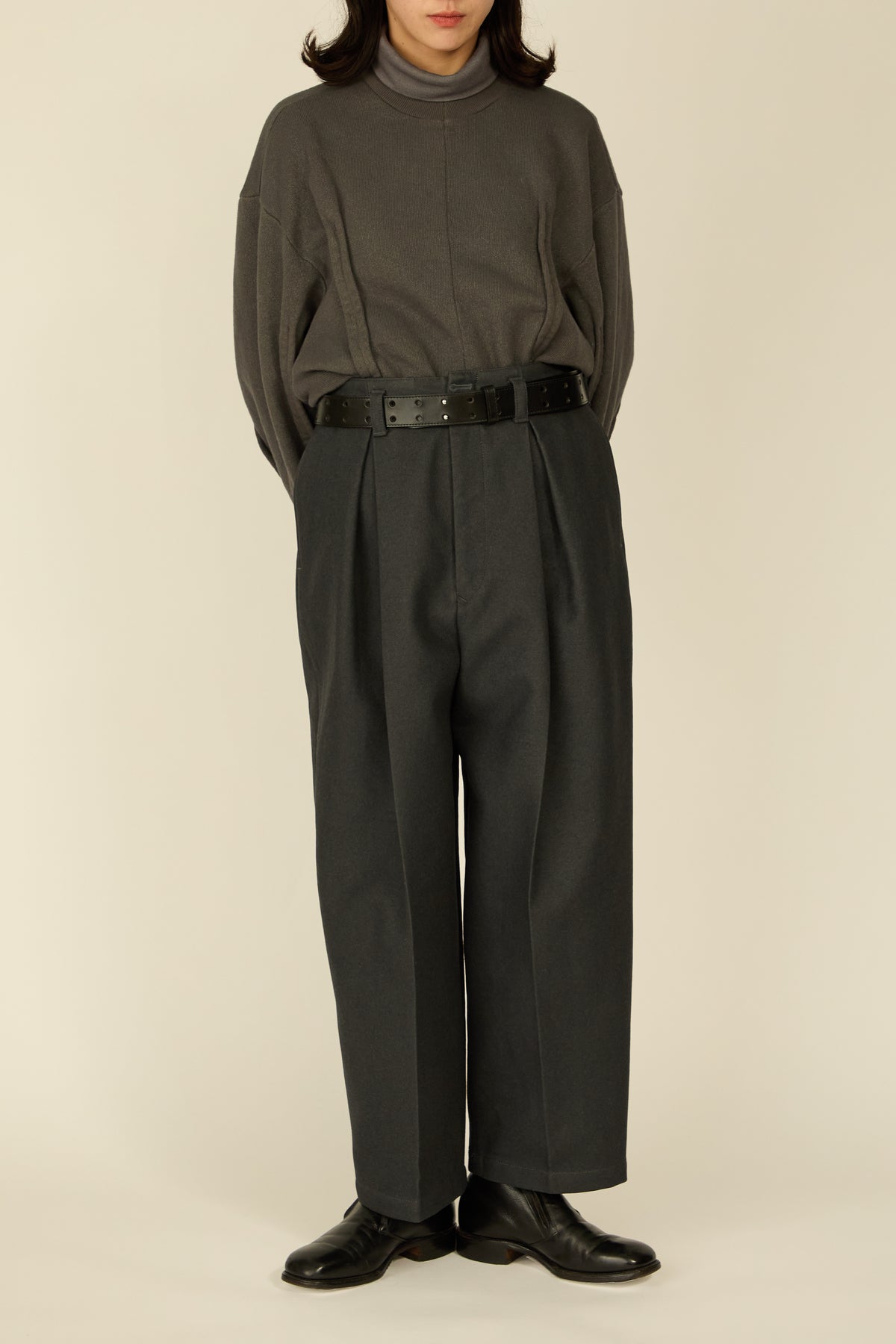 i'm here : " COTTON LEATHER " PANTS : / GRAY