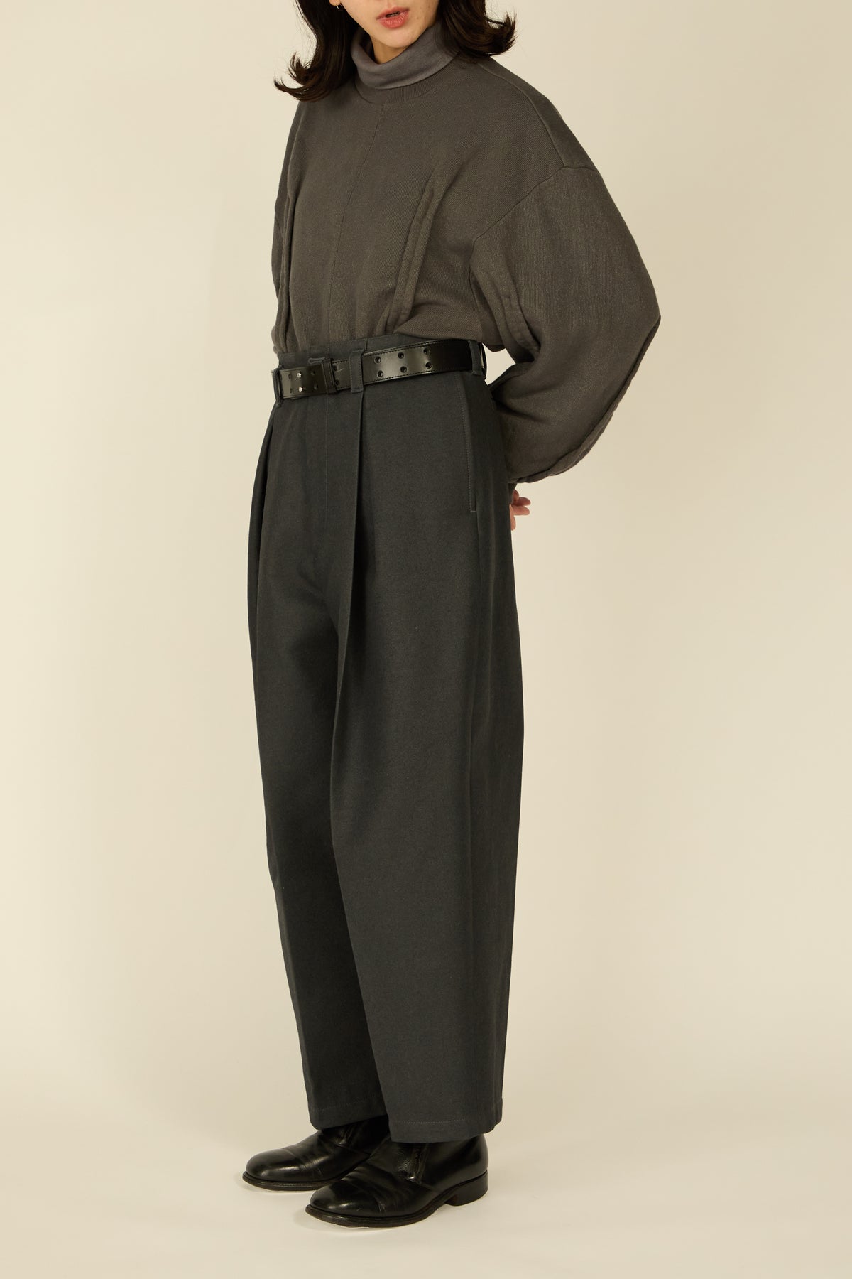 i'm here : " COTTON LEATHER " PANTS : / GRAY