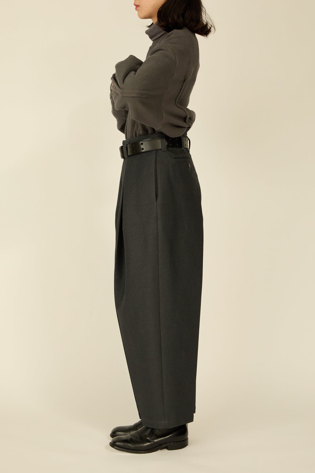 i'm here : " COTTON LEATHER " PANTS : / GRAY