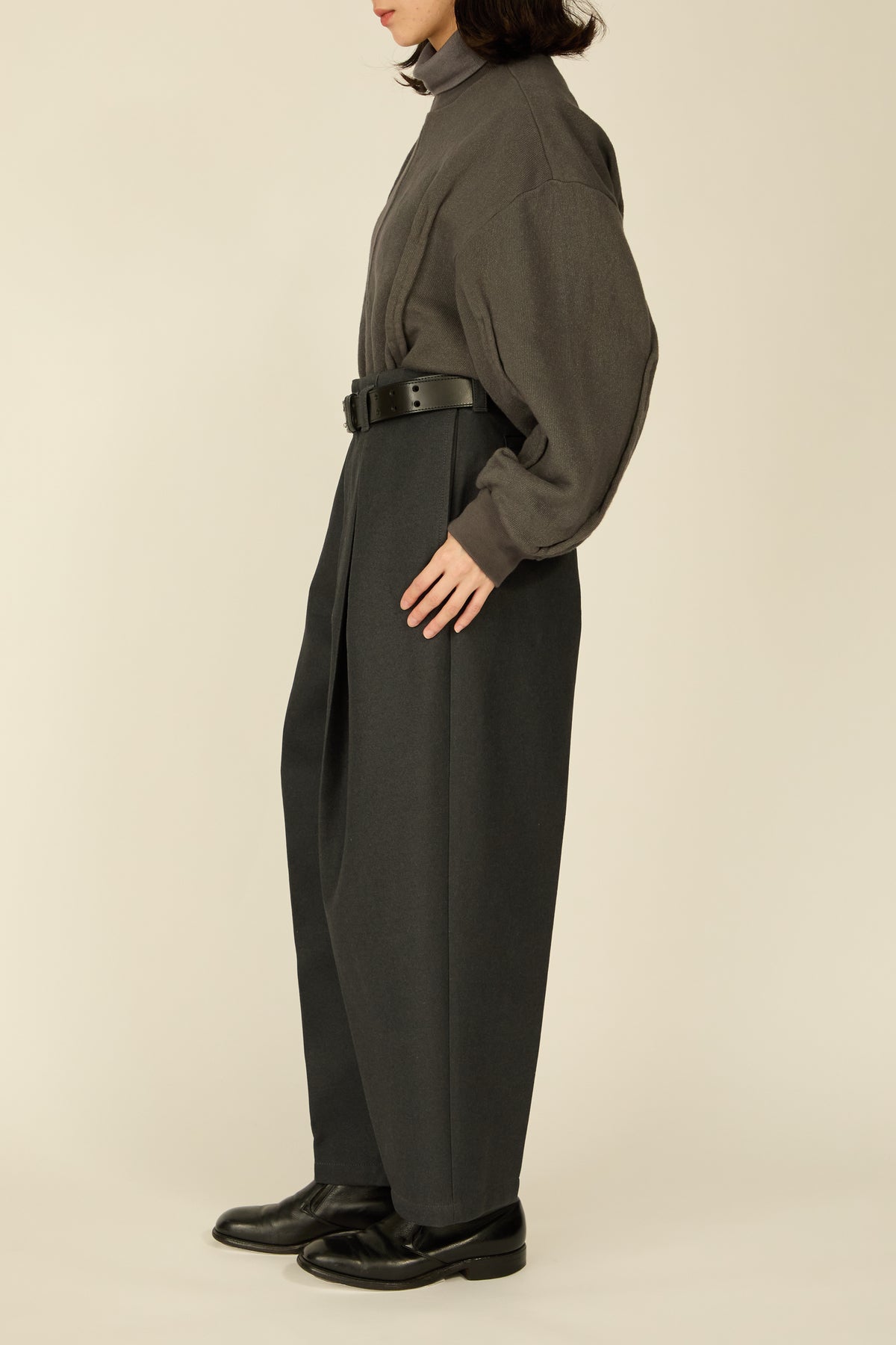 i'm here : " COTTON LEATHER " PANTS : / GRAY