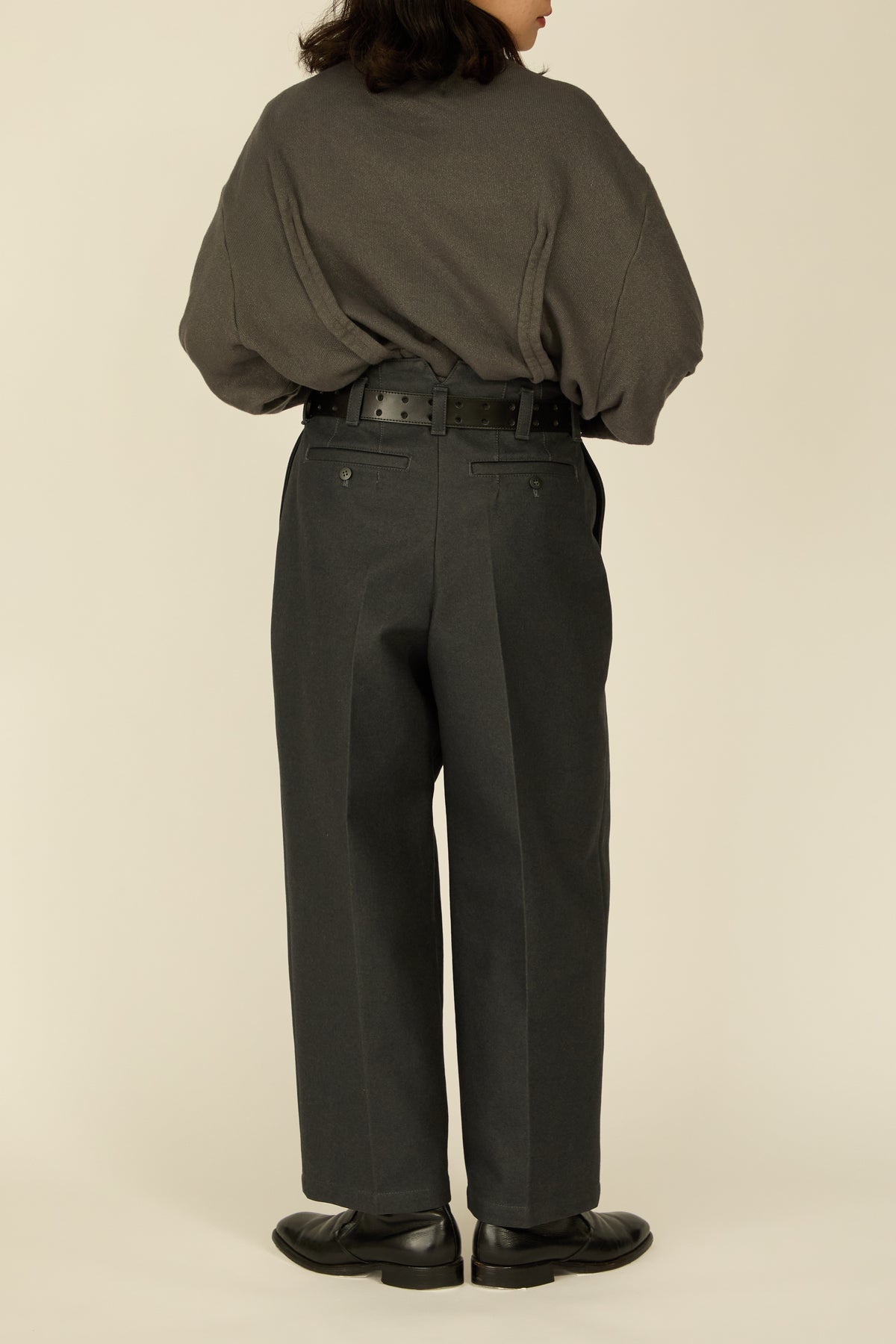 i'm here : " COTTON LEATHER " PANTS : / GRAY