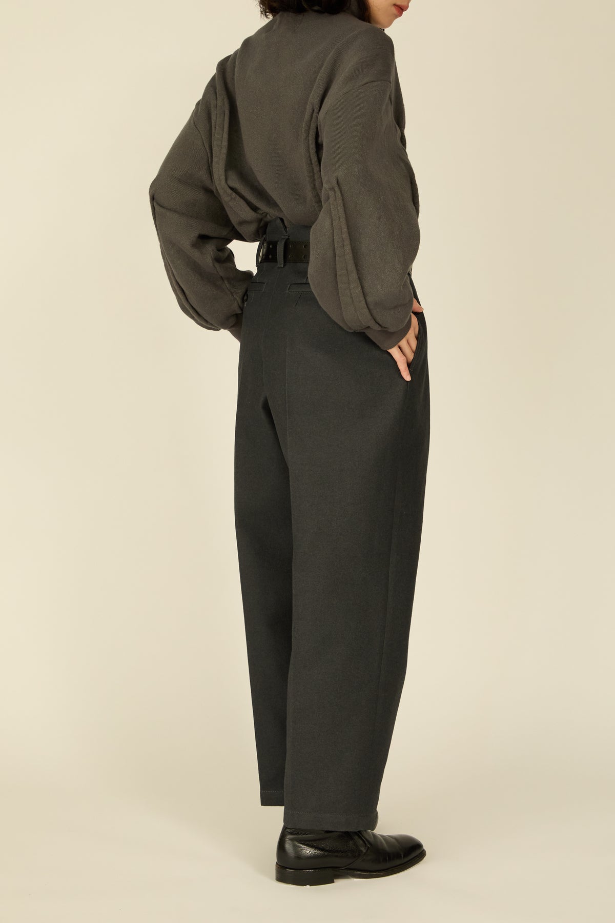 i'm here : " COTTON LEATHER " PANTS : / GRAY