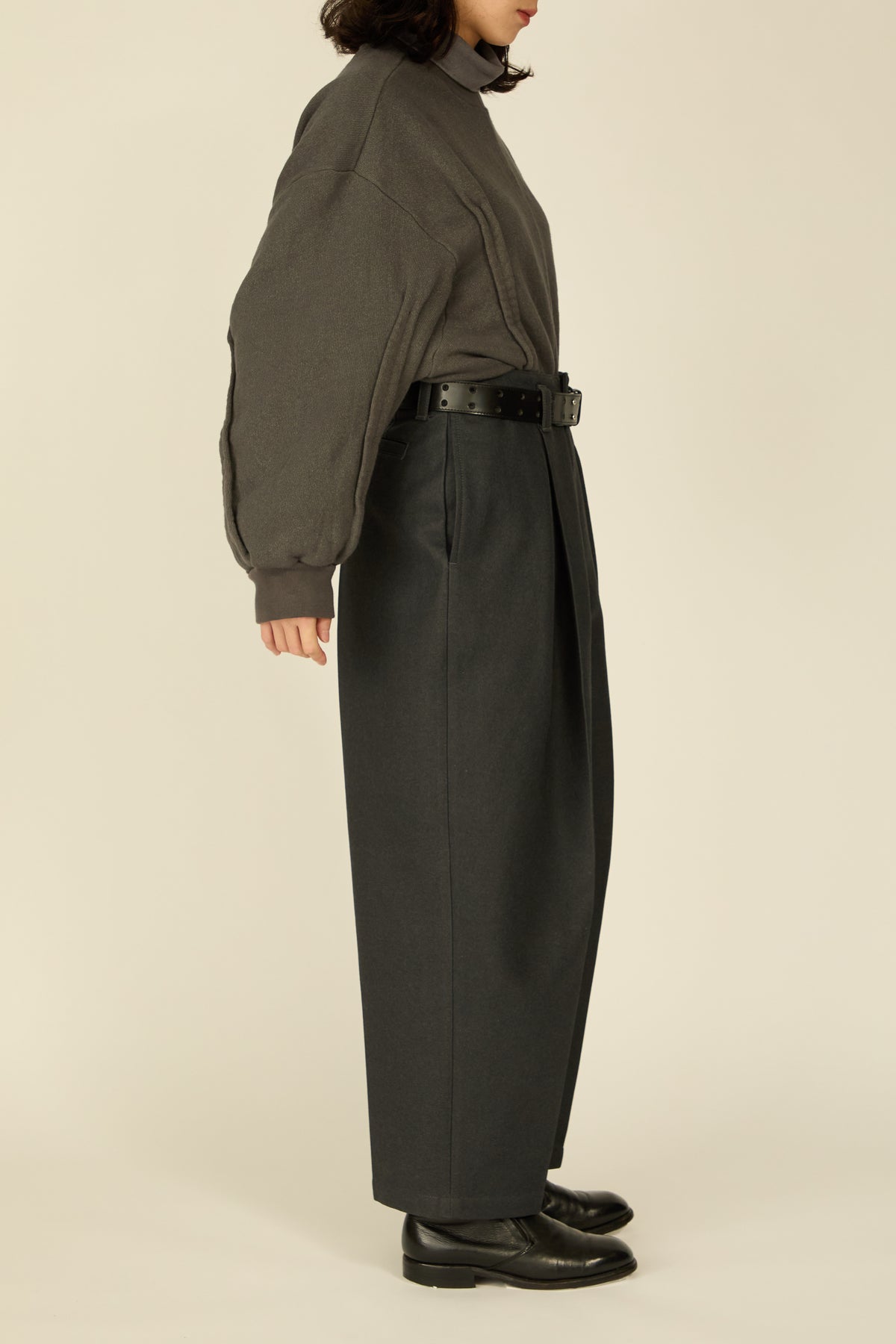 i'm here : " COTTON LEATHER " PANTS : / GRAY