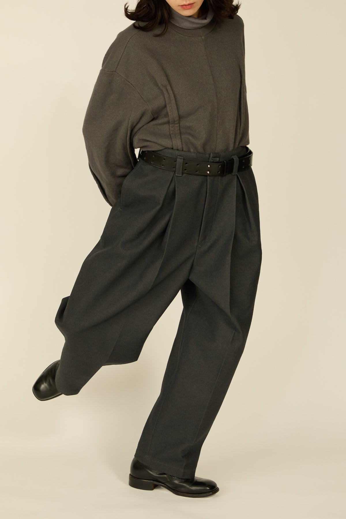 i'm here : " COTTON LEATHER " PANTS : / GRAY