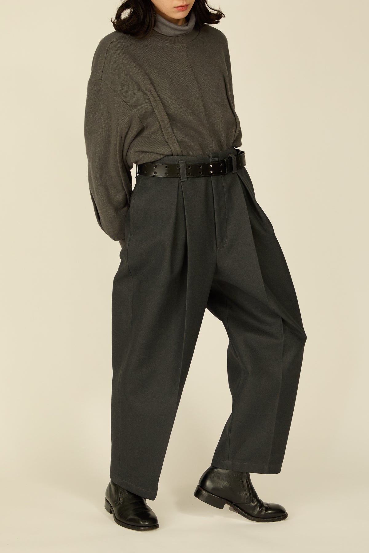 i'm here : " COTTON LEATHER " PANTS : / GRAY