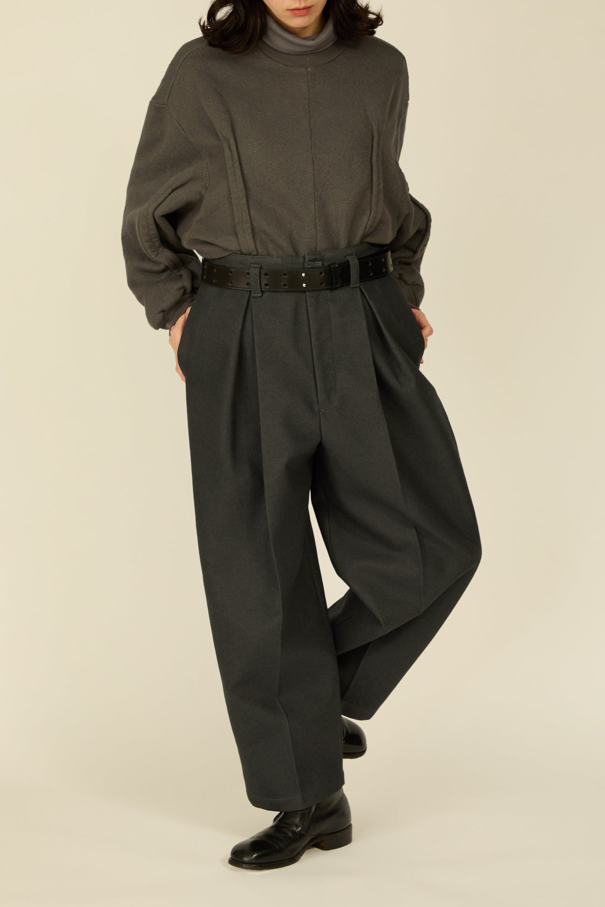 i'm here : " COTTON LEATHER " PANTS : / GRAY