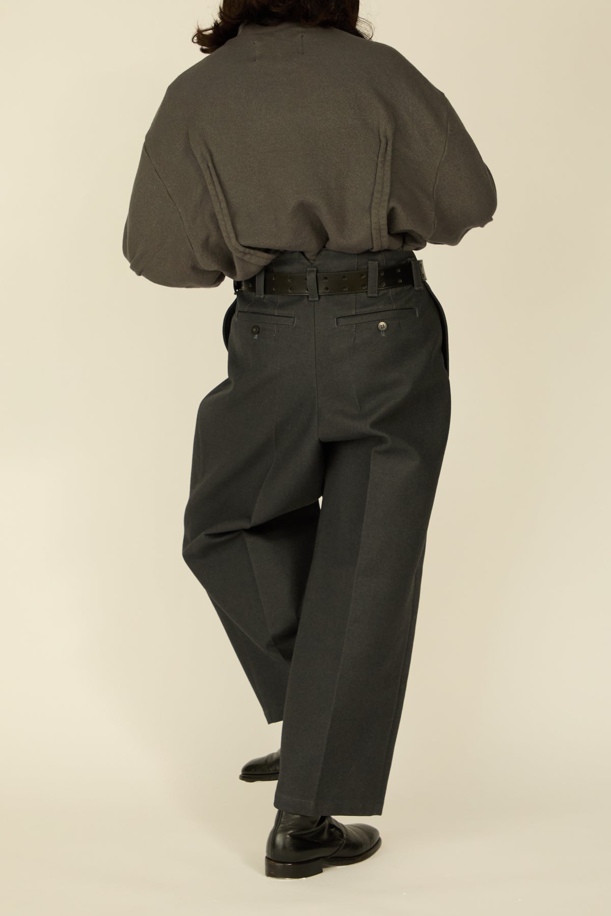 i'm here : " COTTON LEATHER " PANTS : / GRAY