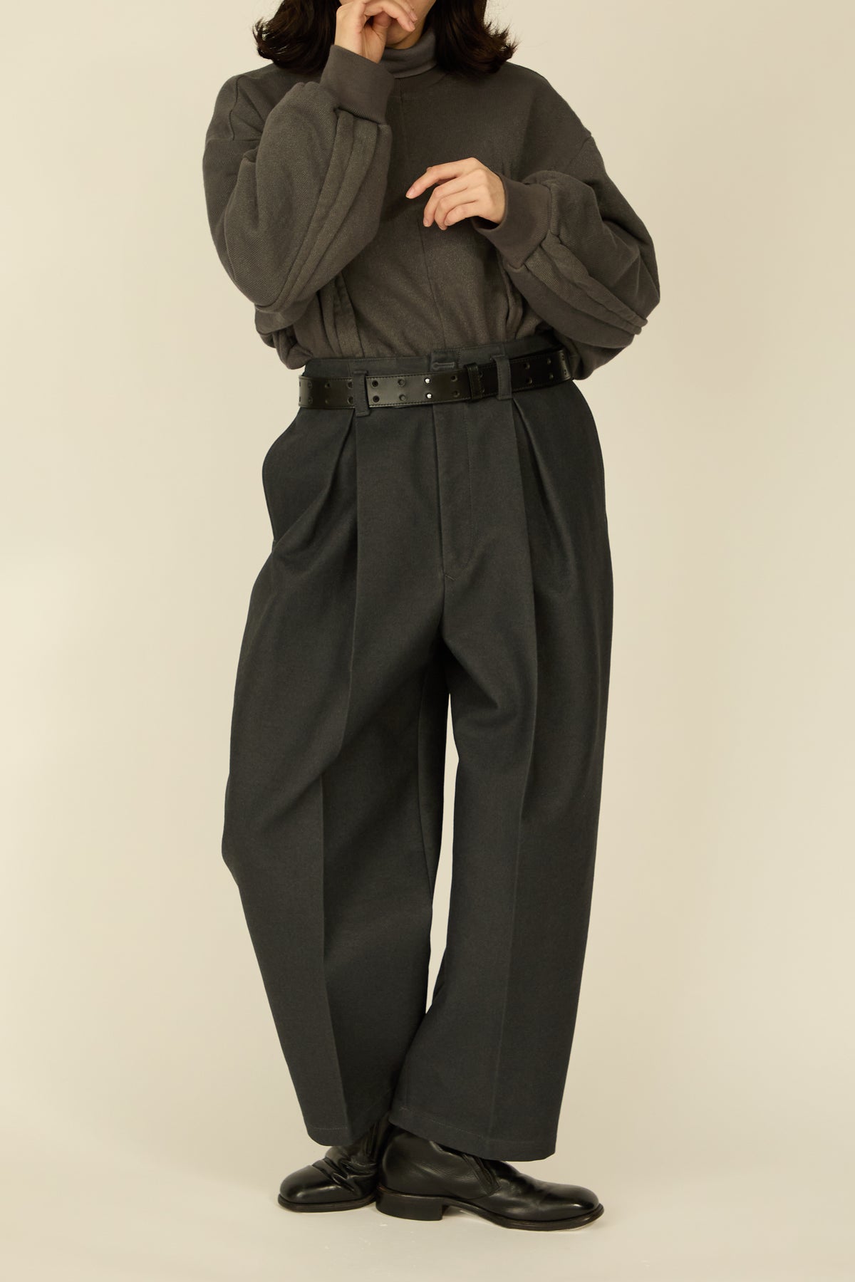 i'm here : " COTTON LEATHER " PANTS : / GRAY