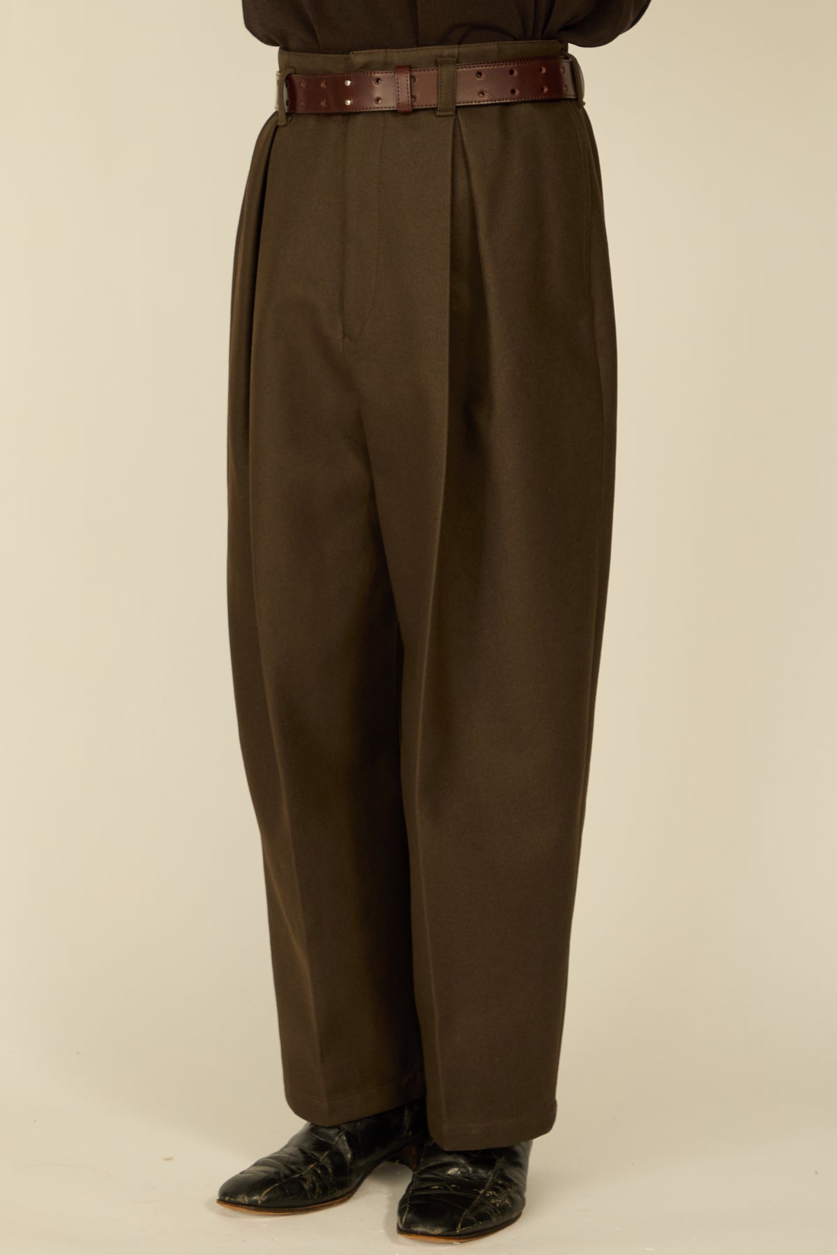 i'm here : " COTTON LEATHER " PANTS : / BROWN