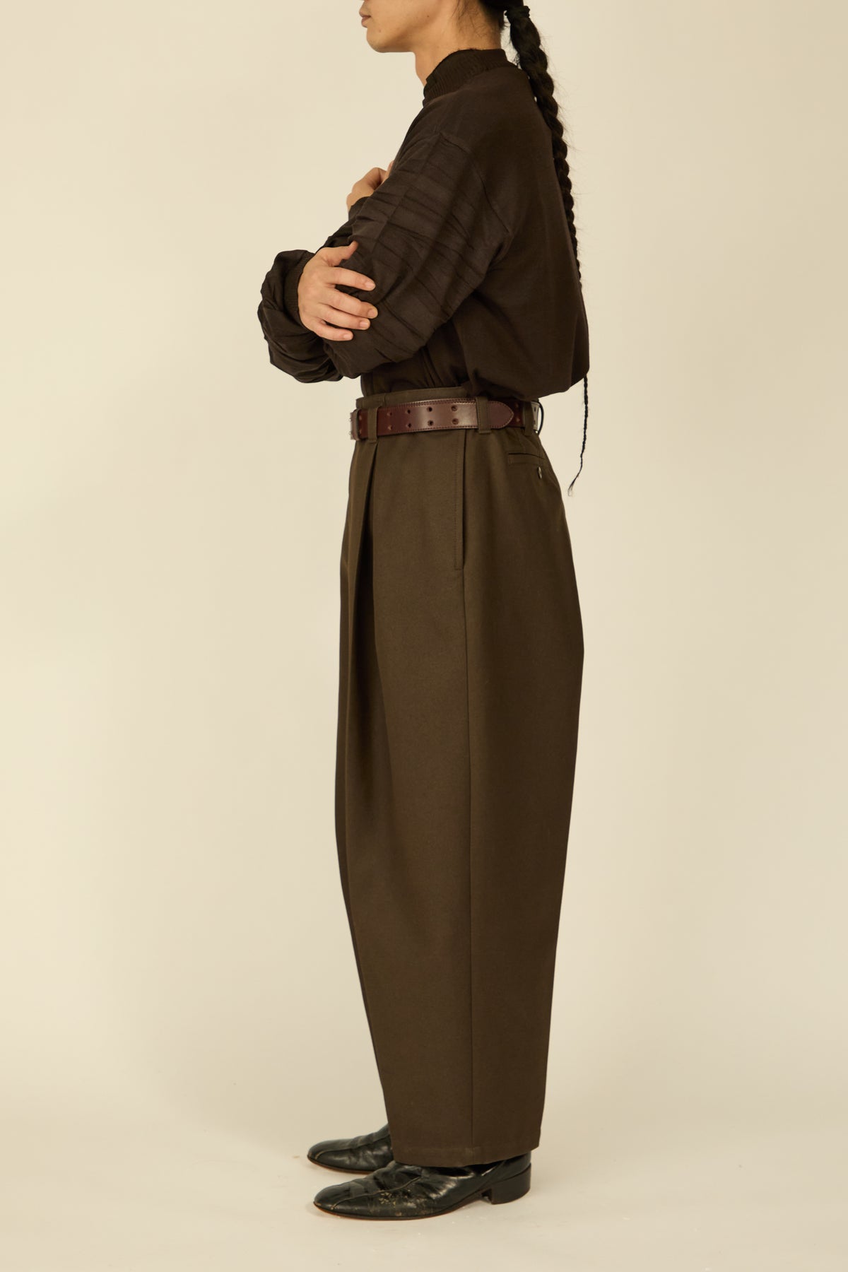 i'm here : " COTTON LEATHER " PANTS : / BROWN