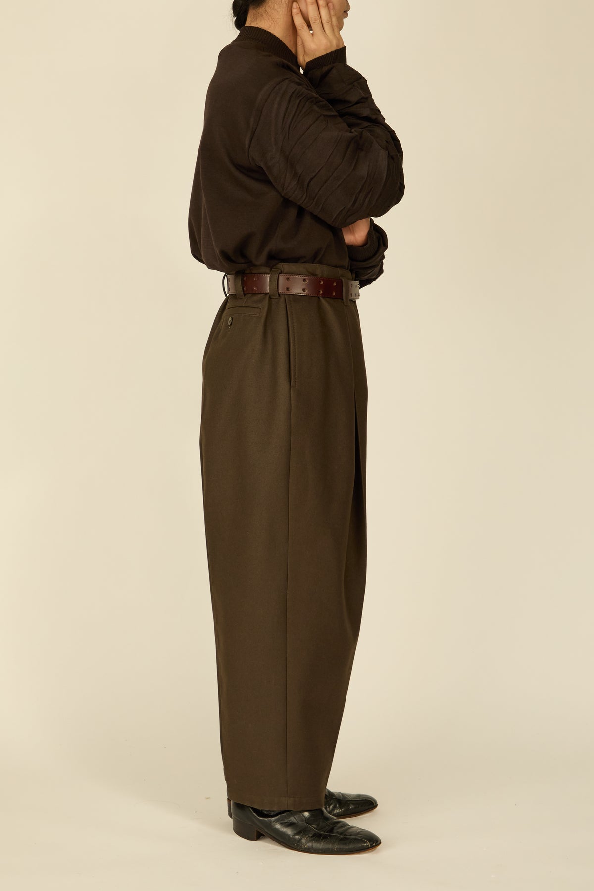 i'm here : " COTTON LEATHER " PANTS : / BROWN