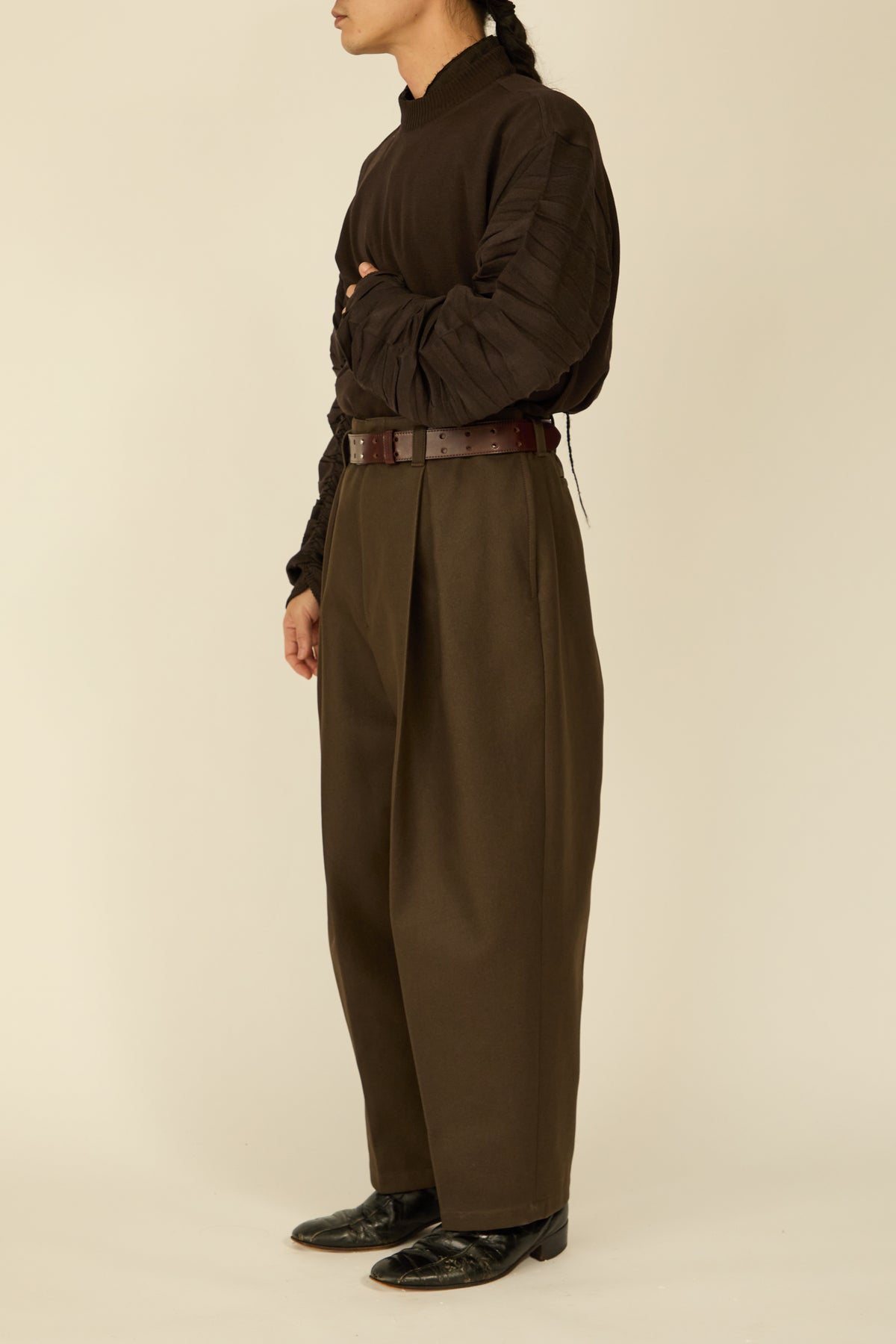i'm here : " COTTON LEATHER " PANTS : / BROWN