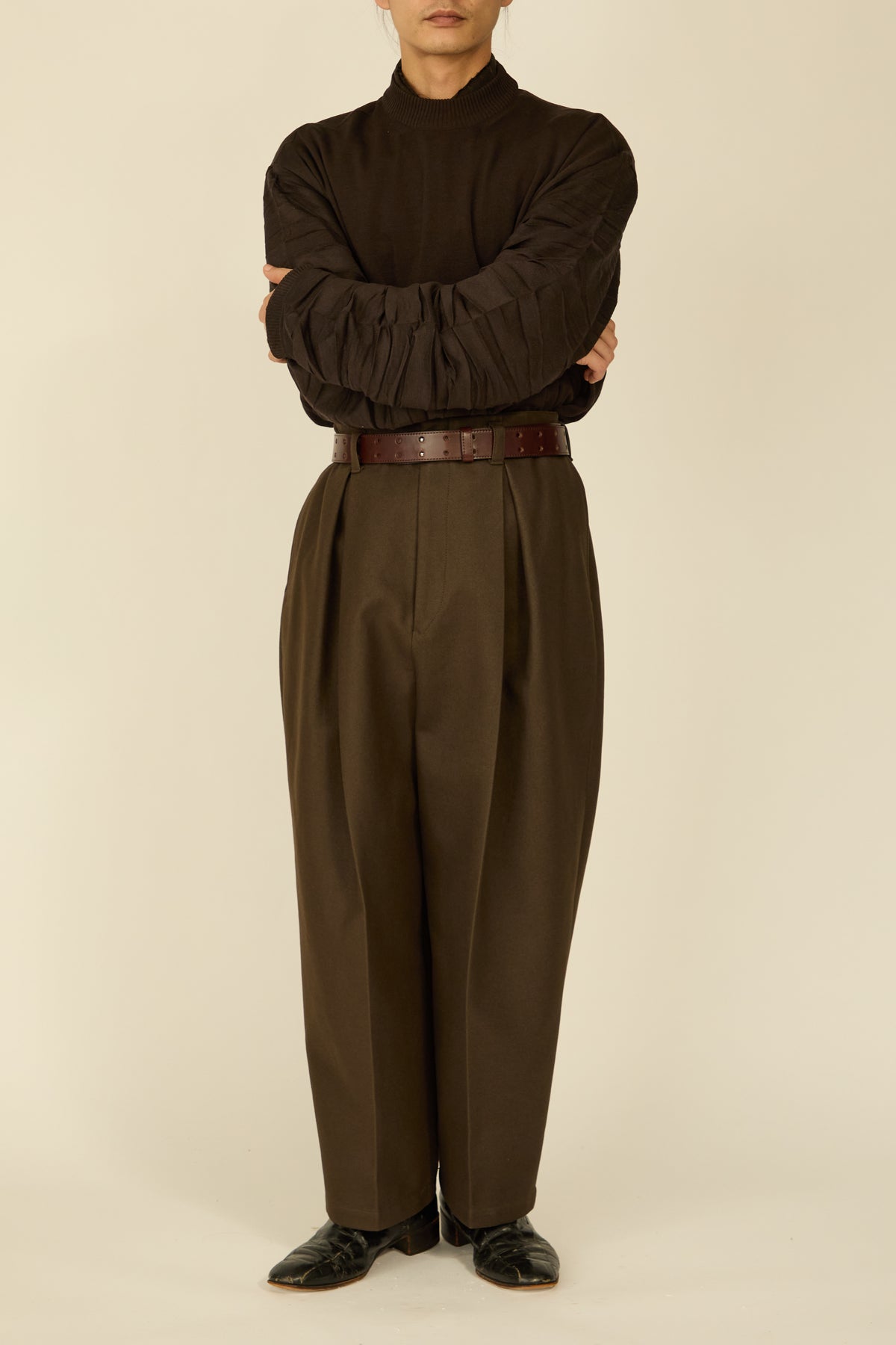 i'm here : " COTTON LEATHER " PANTS : / BROWN