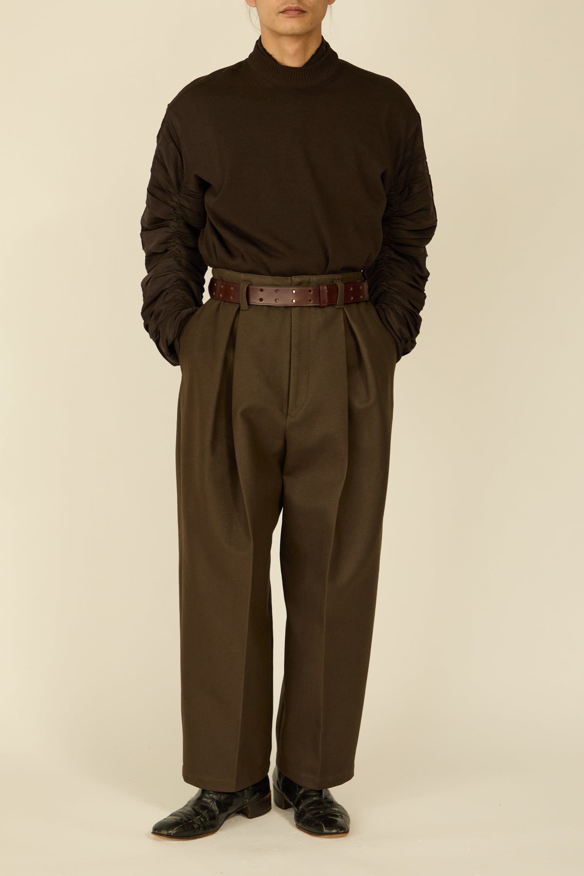 i'm here : " COTTON LEATHER " PANTS : / BROWN