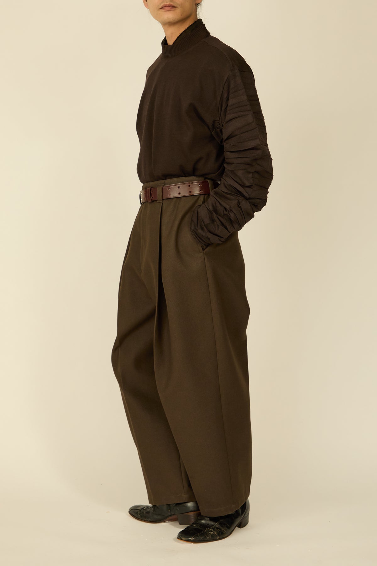 i'm here : " COTTON LEATHER " PANTS : / BROWN