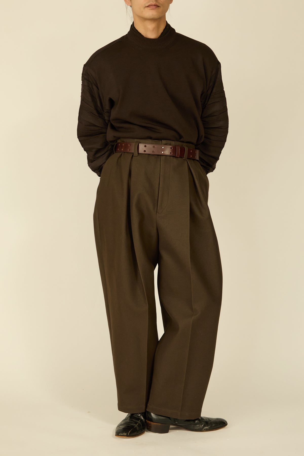 i'm here : " COTTON LEATHER " PANTS : / BROWN