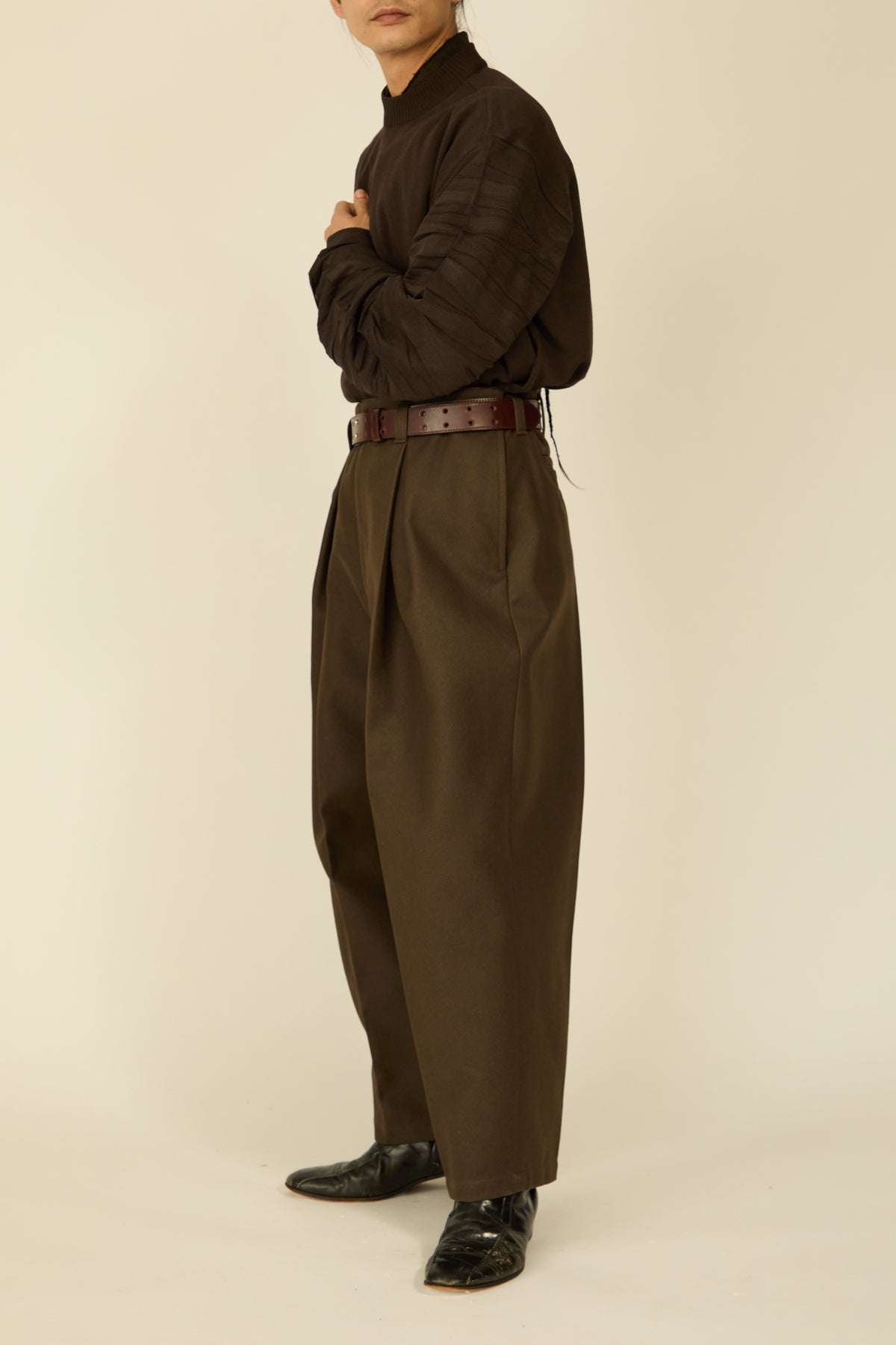 i'm here : " COTTON LEATHER " PANTS : / BROWN