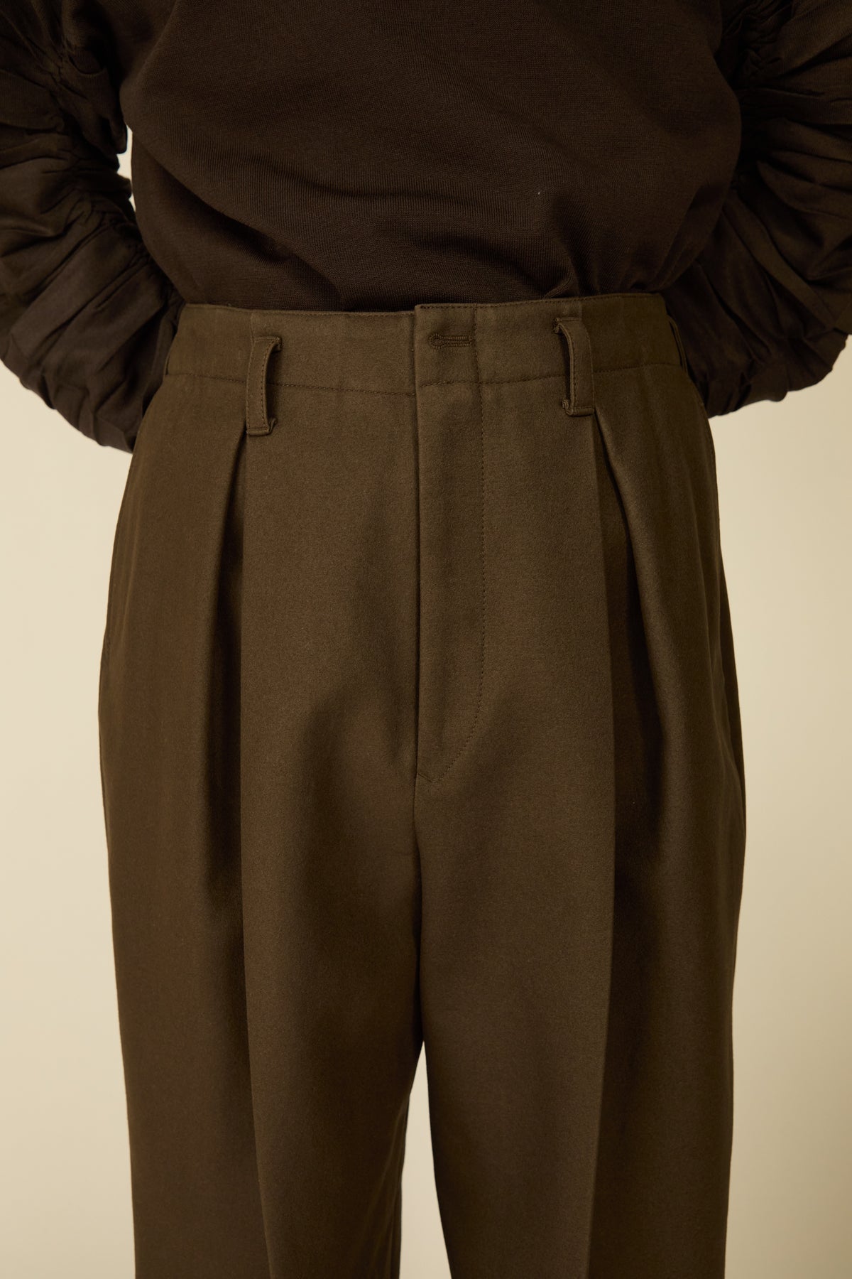 i'm here : " COTTON LEATHER " PANTS : / BROWN