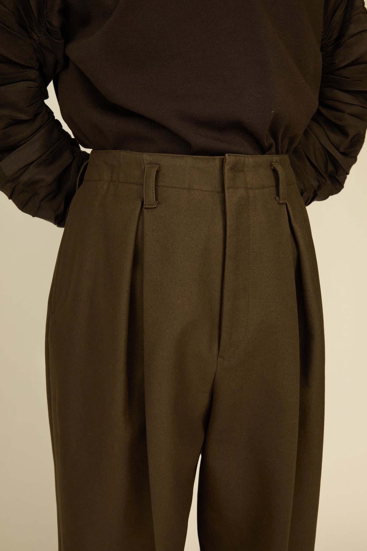 i'm here : " COTTON LEATHER " PANTS : / BROWN