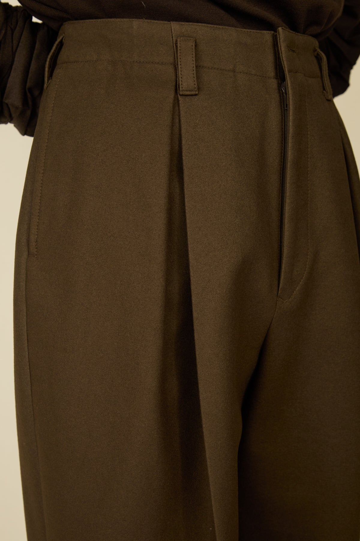 i'm here : " COTTON LEATHER " PANTS : / GRAY