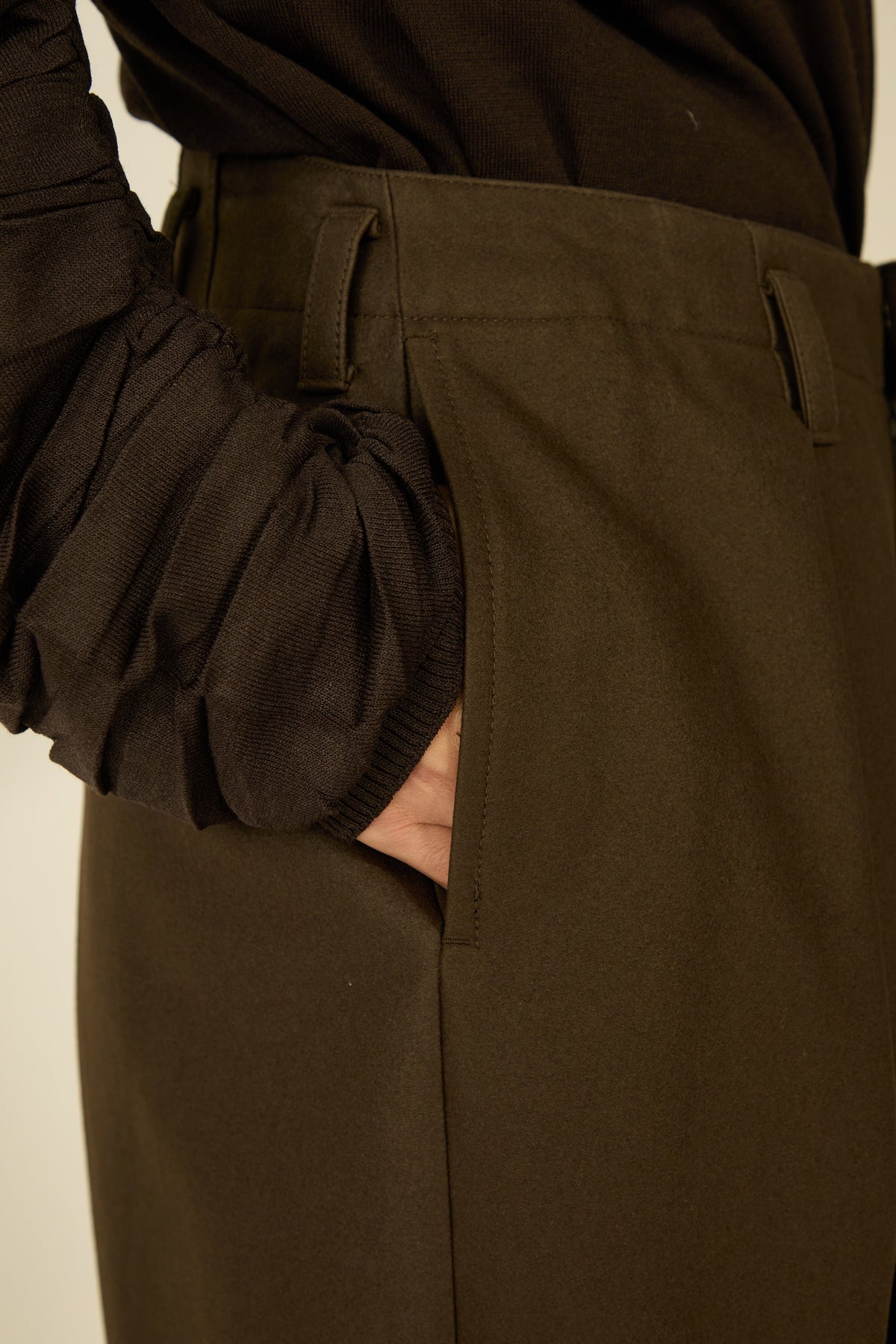 i'm here : " COTTON LEATHER " PANTS : / GRAY