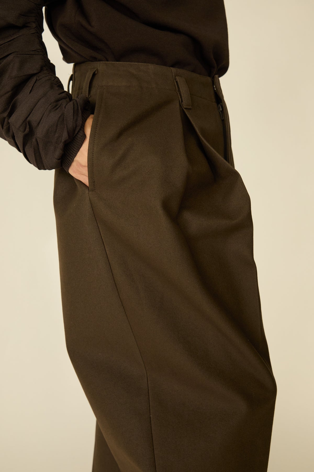 i'm here : " COTTON LEATHER " PANTS : / GRAY