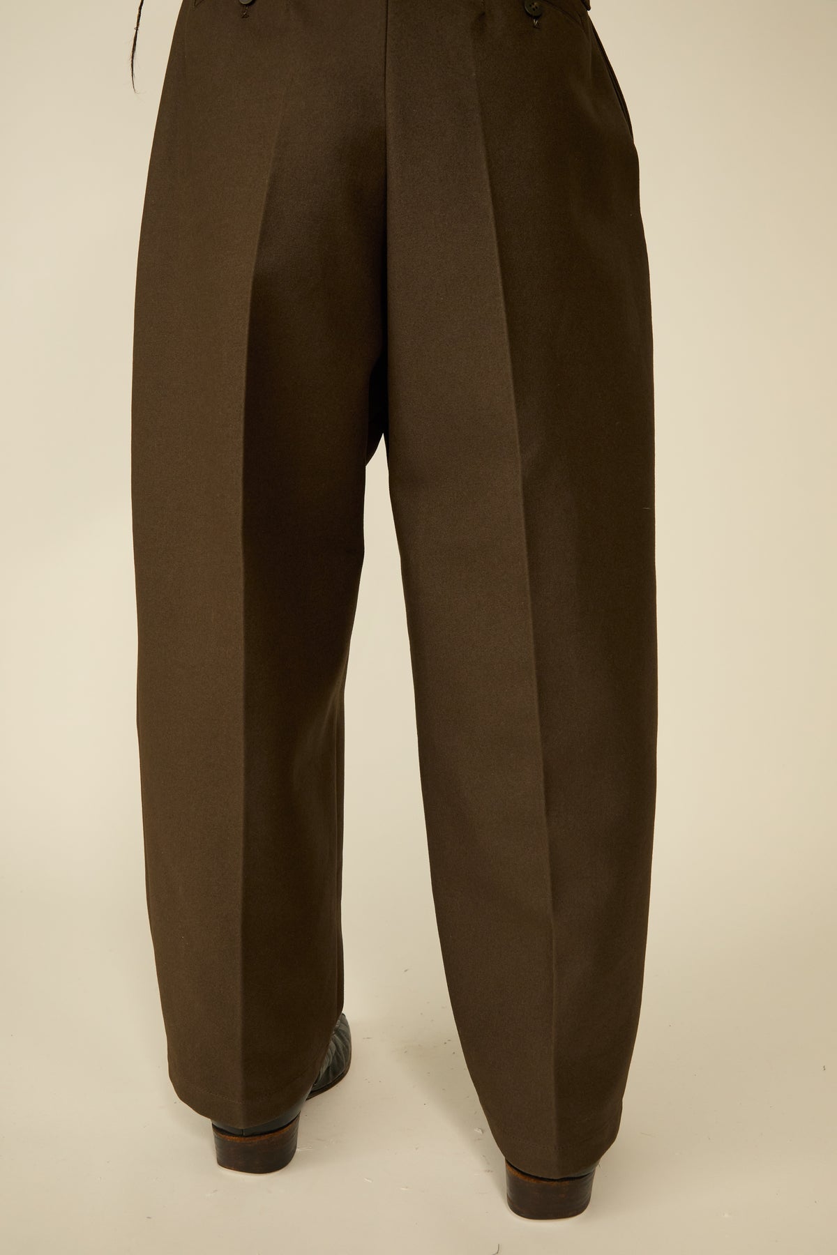 i'm here : " COTTON LEATHER " PANTS : / GRAY