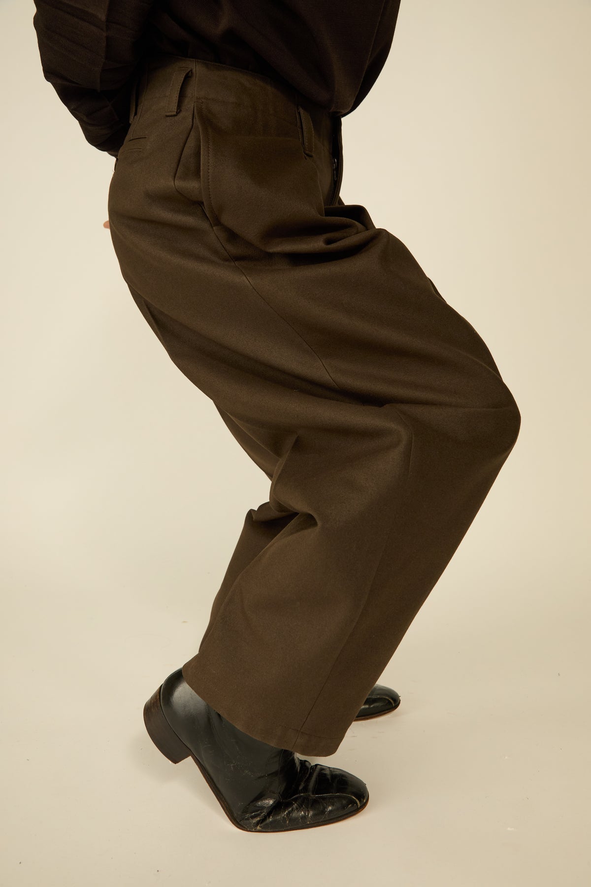 i'm here : " COTTON LEATHER " PANTS : / GRAY