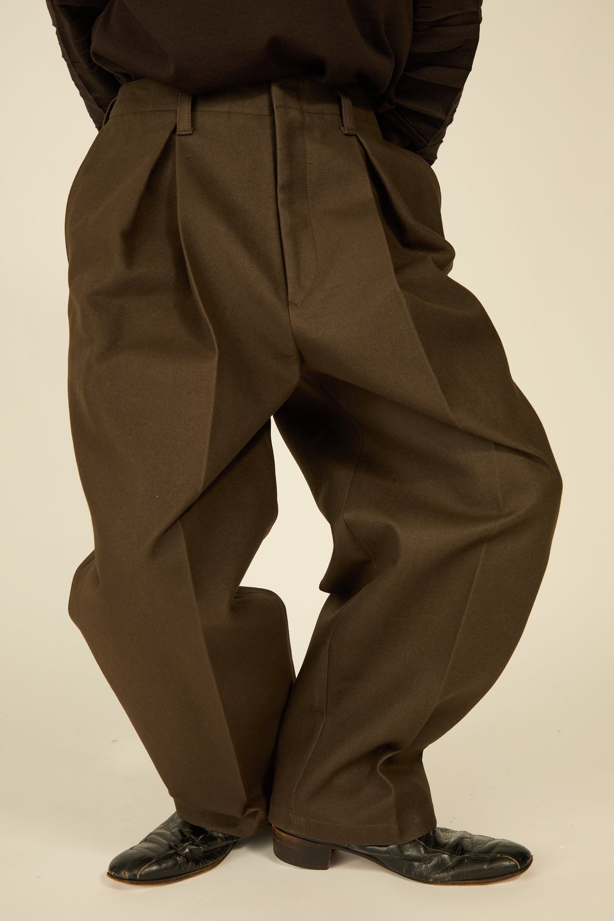 i'm here : " COTTON LEATHER " PANTS : / BROWN