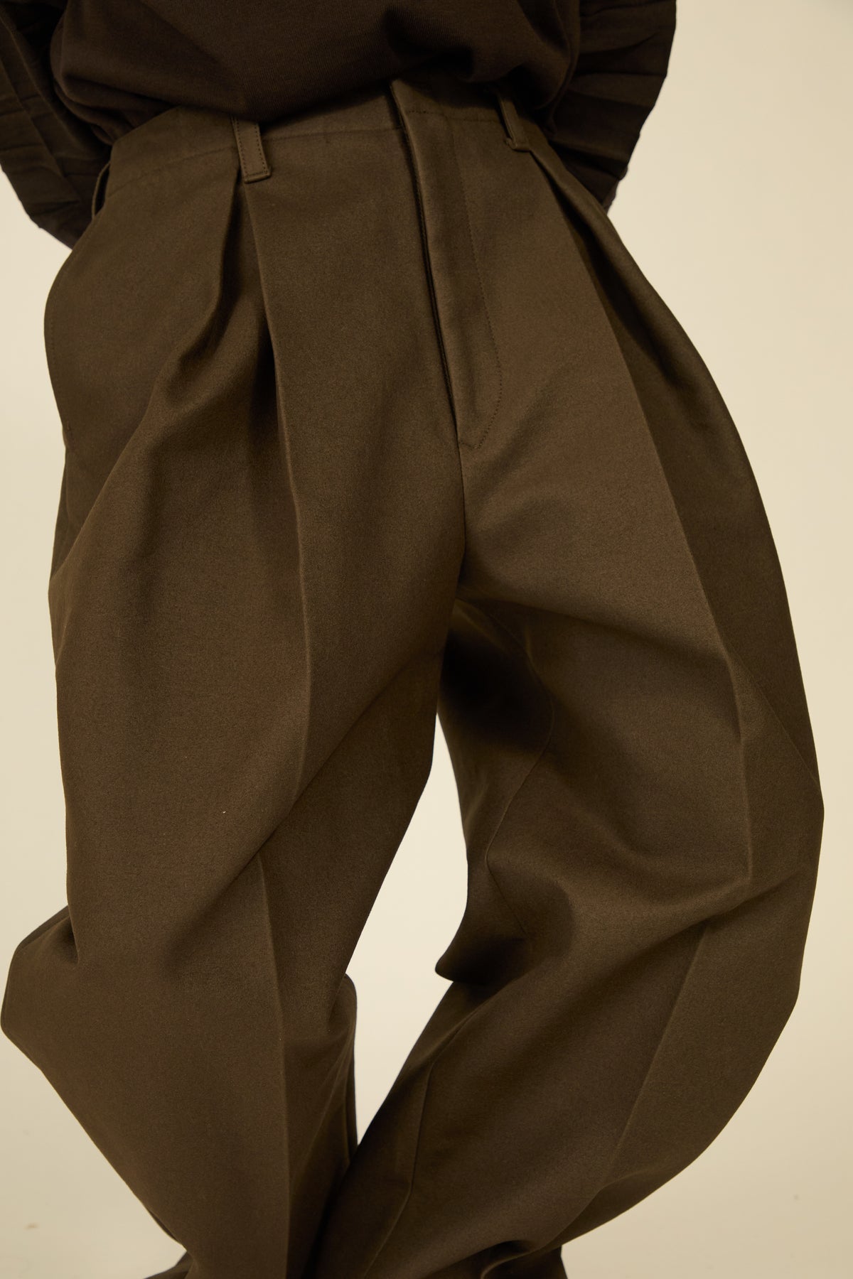 i'm here : " COTTON LEATHER " PANTS : / GRAY