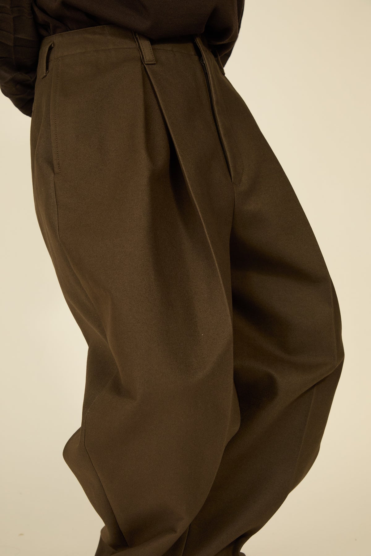 i'm here : " COTTON LEATHER " PANTS : / BROWN