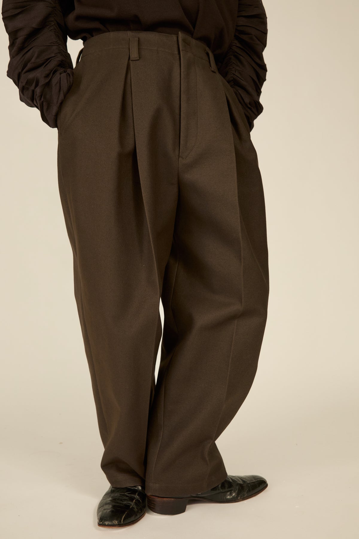i'm here : " COTTON LEATHER " PANTS : / GRAY