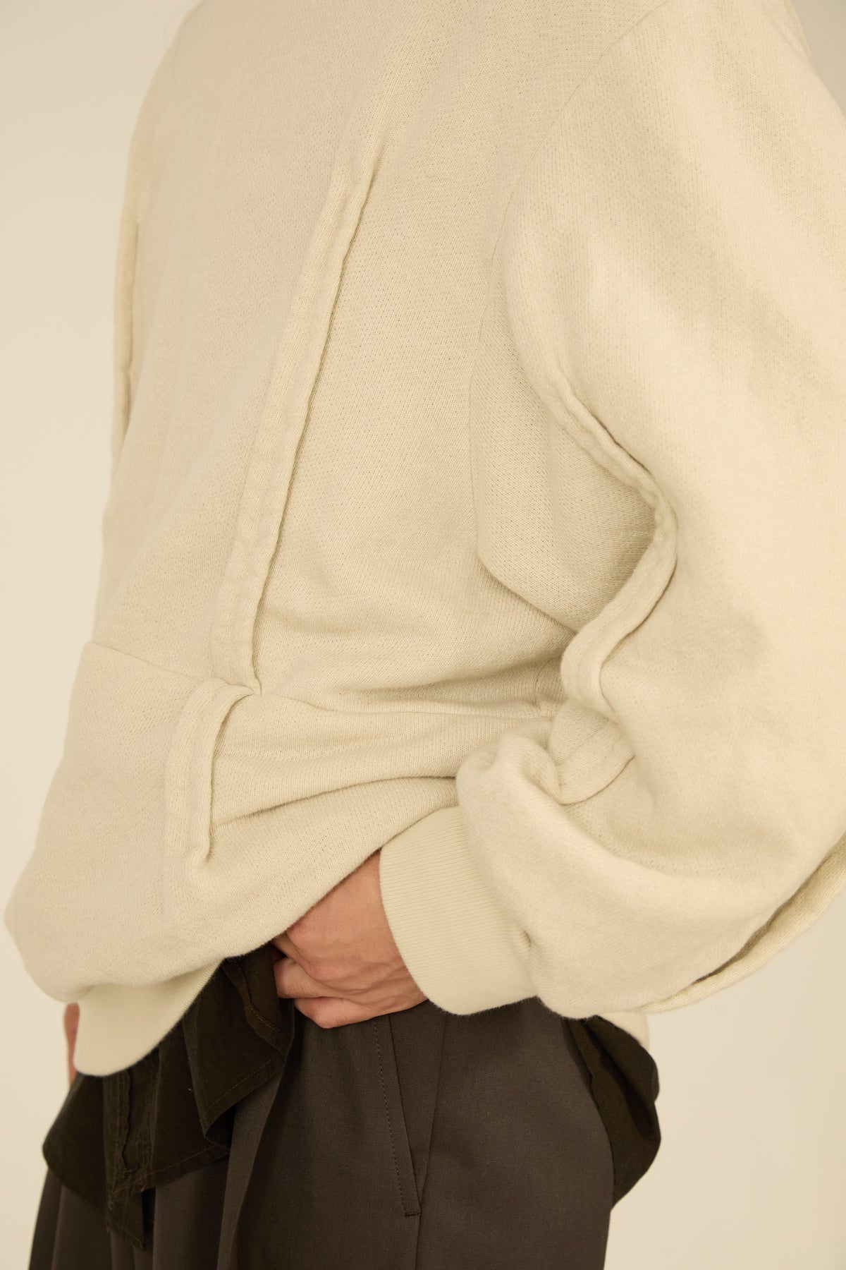 i'm here : " METAL " SWEAT SHIRT : / ECRU