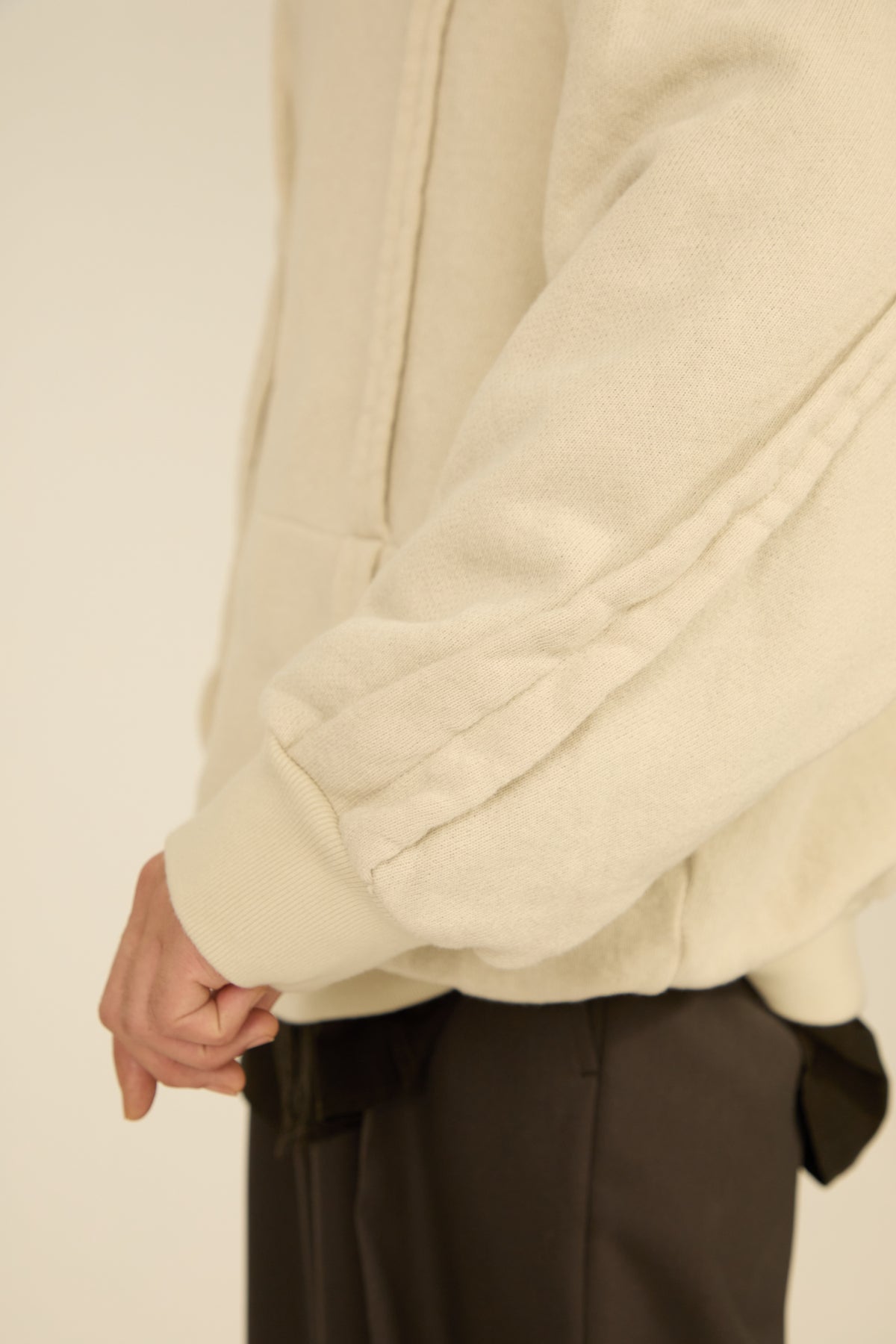 i'm here : " METAL " SWEAT SHIRT : / ECRU