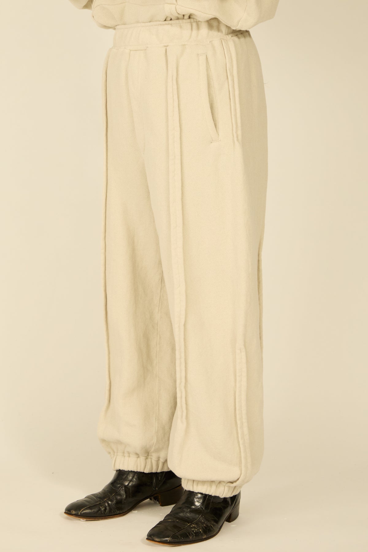 i'm here : " METAL " SWEAT PANTS : / ECRU