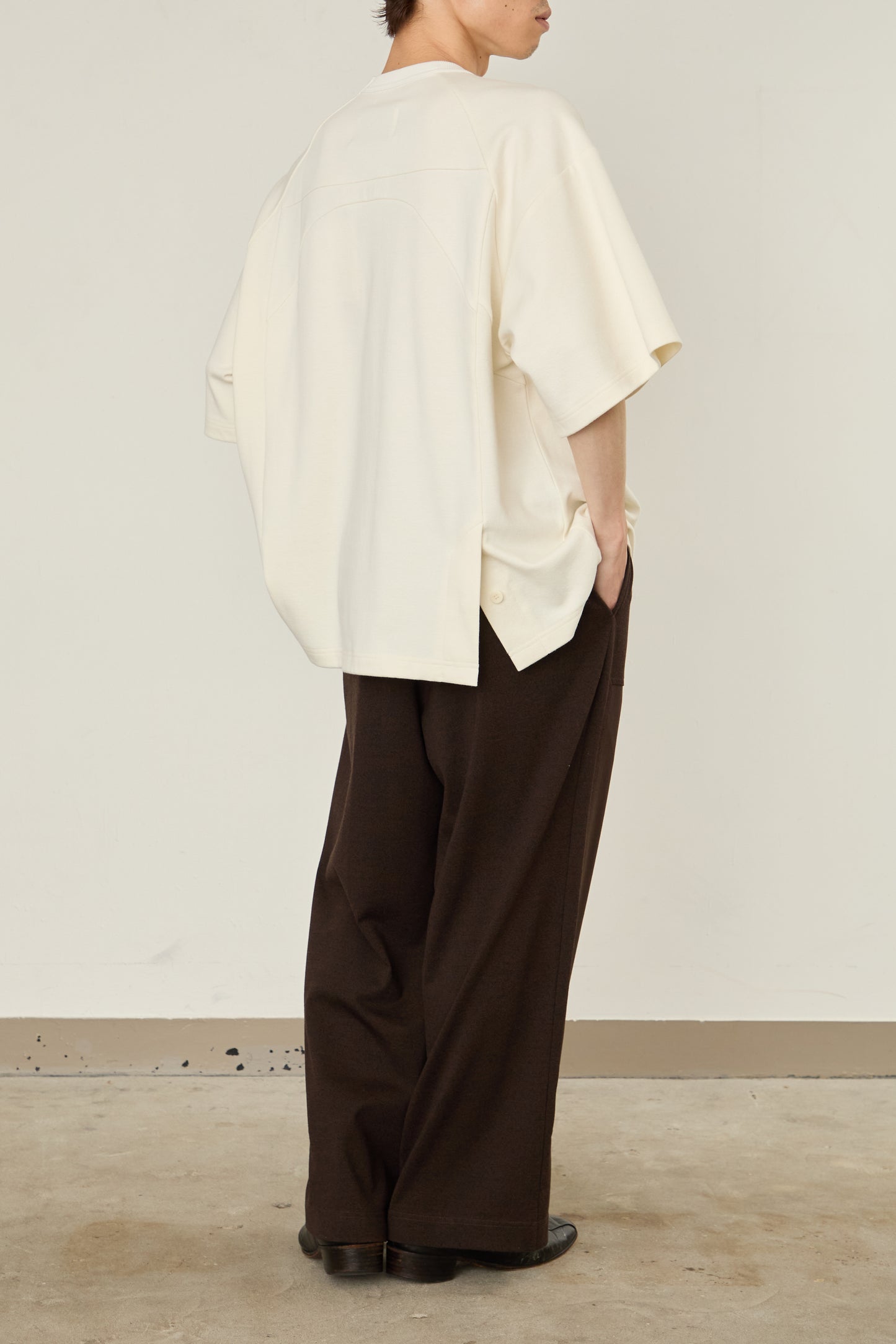 i'm here : TAILORED CUTOUT : T - SHIRT