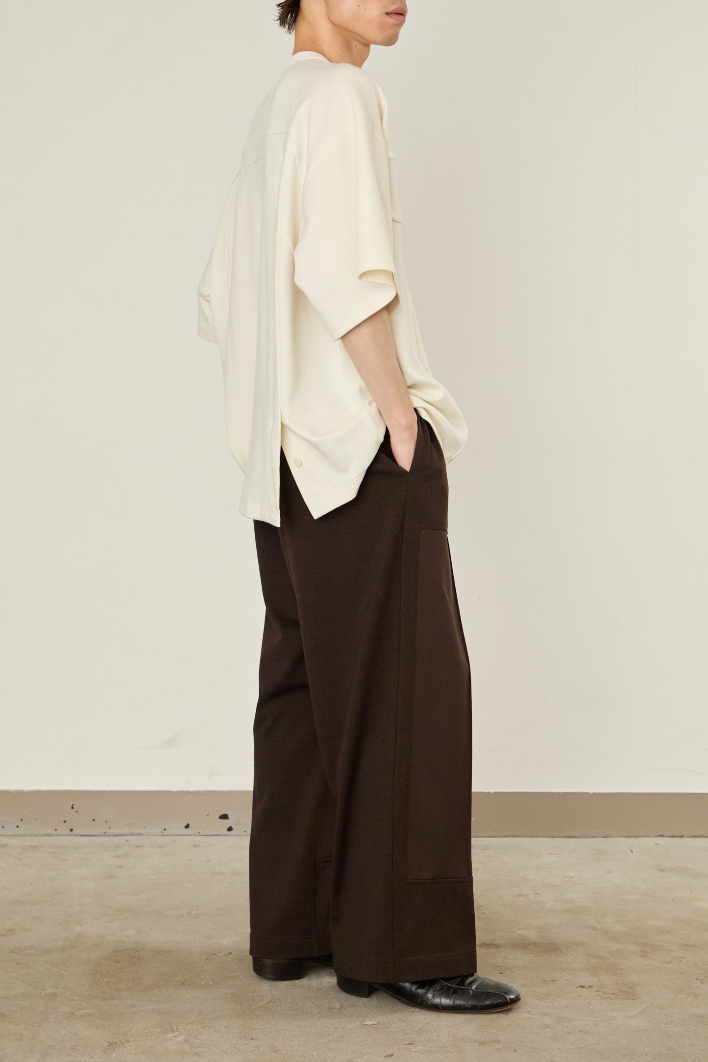i'm here : TAILORED CUTOUT : T - SHIRT