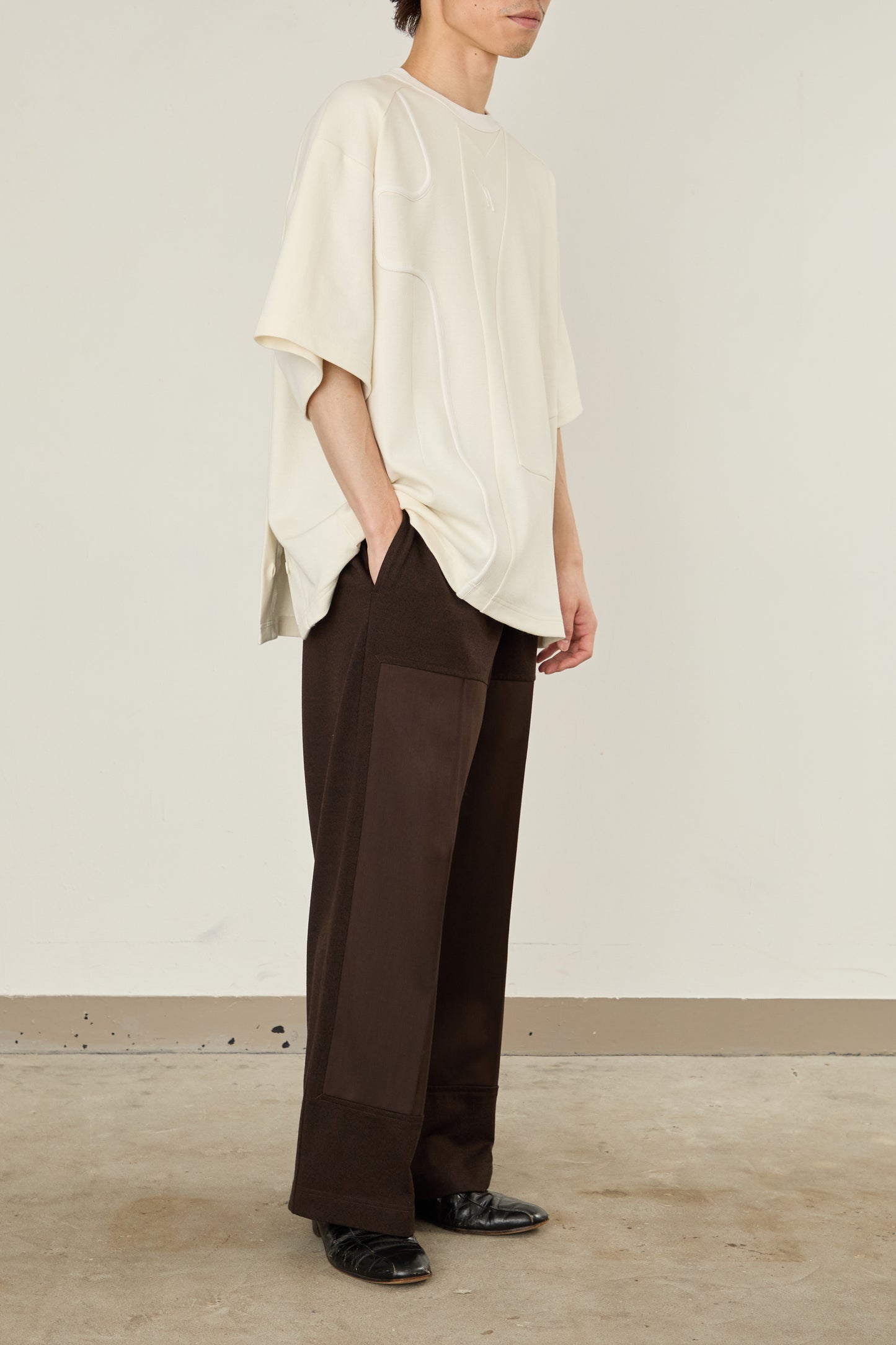 i'm here : TAILORED CUTOUT : T - SHIRT