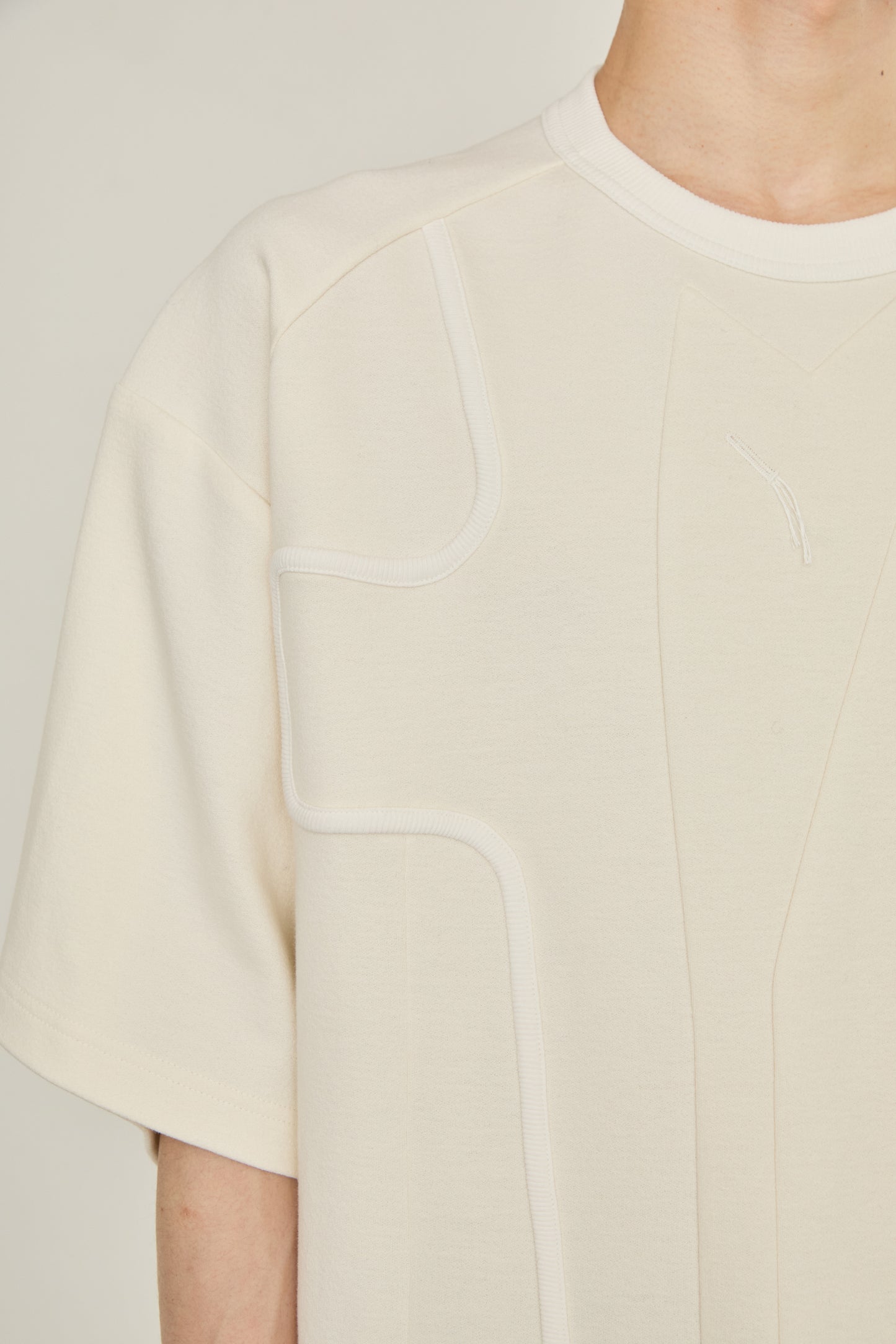 i'm here : TAILORED CUTOUT : T - SHIRT