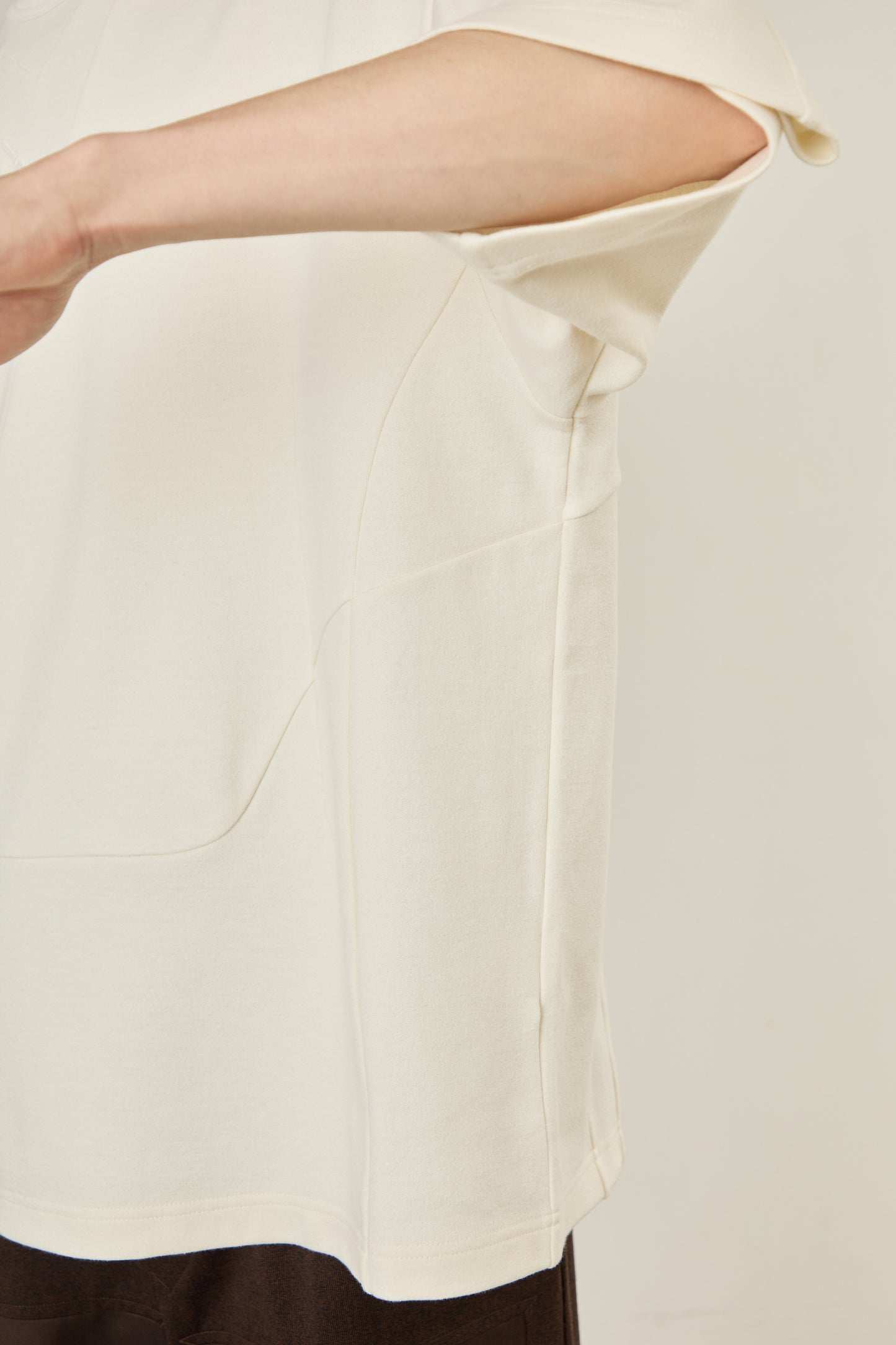 i'm here : TAILORED CUTOUT : T - SHIRT